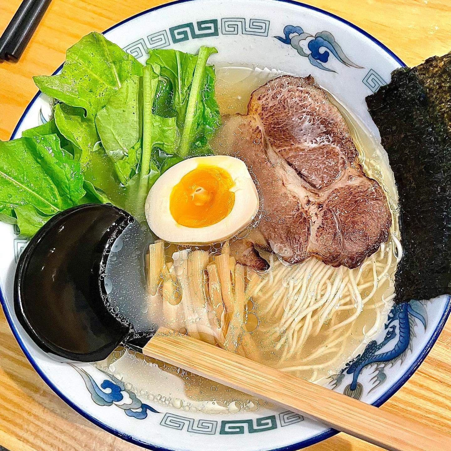 [ 안국 맑은 국물 라멘맛집 : 도마&유즈라멘 ]

잡내없고 맑은 국물 라멘을 원한다면🍜
 
( 유즈시오라멘 / 치킨가라아게 ) 

웨이팅이 어마어마 하다는 도마&유즈라멘을 다녀왔어요~
다행히 브레이크 타임 딱 끝난 시점에 들어가서 웨이팅은 
안했답니다ㅎㅎ역시 유명한 곳은 이유가 있더라구요! 
시오(소금)라멘은 돼지 잡내 하나도 없고 딱 깔끔담백했어요☺️ 토핑으로는 이베리코 차슈, 김, 멘마, 루꼴라가 올라가있고 
자가제면이여서 다른 라멘집과 비교가 되는거 같아요😀
그리고 치킨 가라아게 꼭! 드세요🤤 
겉은 바삭 속 안에는 육즙이 대박이에오👍
여기에 하이볼까지 완.벽❤️

📍면, 육수 추가 무료
📍부추무침이랑 먹으면 더 맛있음
📍웨이팅 맛집

- 유즈시오(소금)라멘 11,000원
  치킨 가라아게 6,000원 
- 11:30 - 21:30 (매주 월요일 휴무)
 15:00 - 17:00 (브레이크타임)
 20:30 (라스트오더)
- 키오스크 주문 후 직원분께 주문표를 전달
- 서울 종로구 북촌로2길 14 유즈라멘

_
