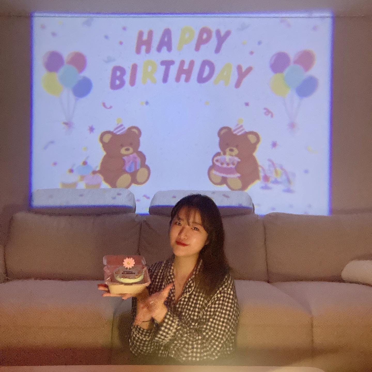 23년은 마음이 건강한 련정이 되길🙏🏻 모두모두 예쁜 마음들 고맙읍니댜🫶🏻 来なかったけど、来た！🫢

#18년지기_서프라이즈_성공적
#존잼생일 #🦊 
#나32살이에요OK?
#생일 #birthday #お誕生日 #🎂