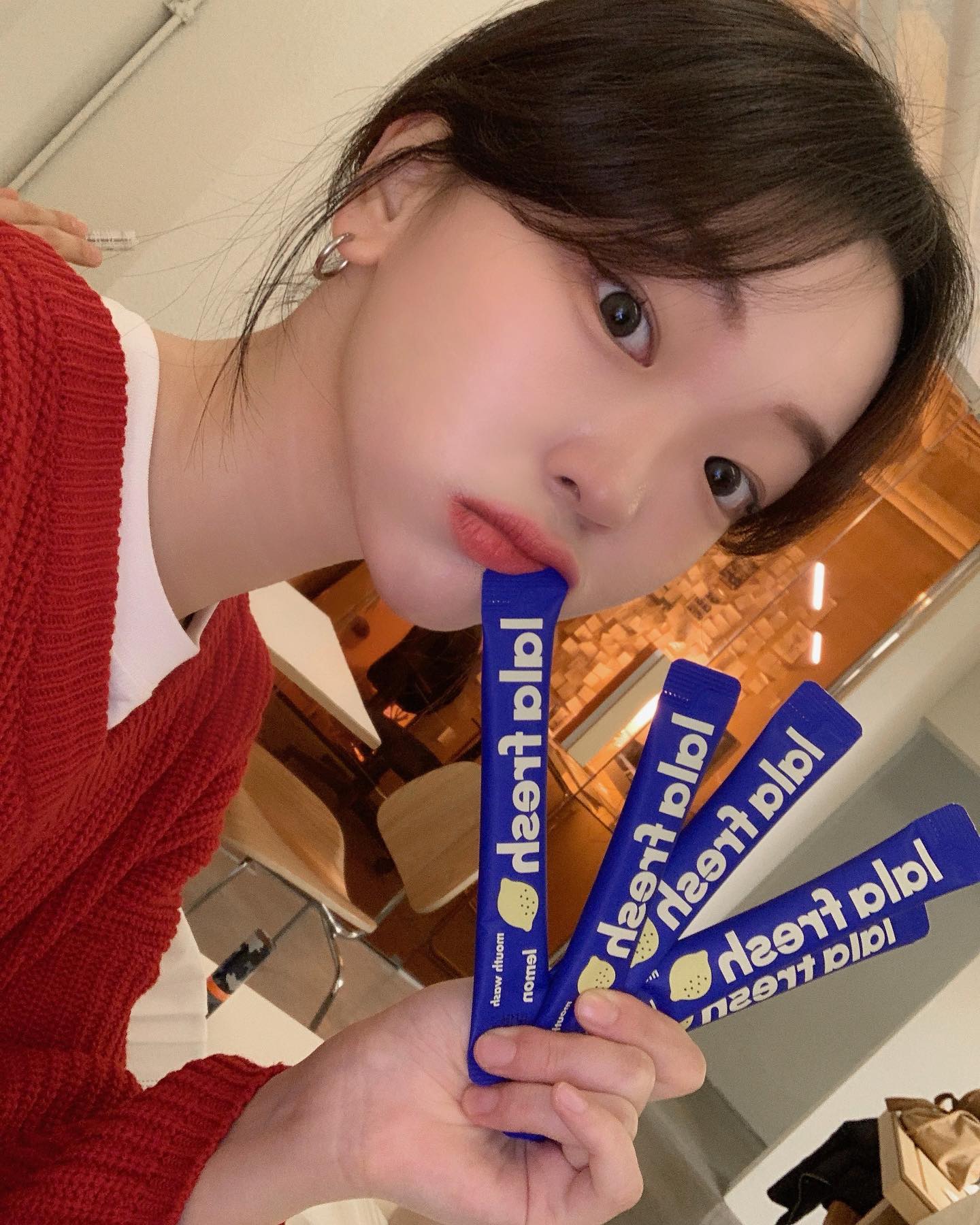 #협찬 🍋💙 기분까지 좋아지는 산뜻한 레몬향의 가글🫧가방속에 쏙 들어가는 #라라프레시 따봉스👍🏻

 마스크가 생활화 되면서 구강 청결에 더욱 신경쓰게된 분들이 많으시다고해요. 특히 밖에서 음식을 먹고 나면 양치하기 어려운 상황이 많잖아요. 식사 후 마스크를 끼면 찝찝한 기분이들때가 자주 있는데 이럴 때 가방속에 하나씩 넣어다니면 정말 꿀인 잇템이에요💕 
 
 패키지부터 청량감이 넘치는 파란색으로 귀여운 레몬일러스트가 그려져있어 트렌디한 느낌이 물~씬. 어떤 향일지 궁금해서 얼른 식사후에 사용해 보았는데요. 무알콜 천연성분이라 정말 순하면서도 입냄새 제거에 효과적이라 평소 가글의 알코올향이 너무 독하다고 느끼셨다면 더욱 반가우실거에요. 🪥✨ (👩‍🔬구취감소가 탁월한 실제 실험결과도 있어요!)

사용방법은 일반 제품들과 동일하게 1분정도 입안에 넣고 가글하신 후 뱉으면 되는데..! 처음 사용하신 분들은 놀라실 수 있어요. 플라보노이드라는 성분이 입 속 세군과 만나면 찌꺼기형태로 나타나는데요. 검정색 찌꺼기가 한가득 나오는걸 눈으로 직접 보이니 더더욱 충격!😬🦷🦠 한번 직접 해보시면 놀라실거에요.😱

한 박스에 50개가 들어있어 하루이틀에 한개씩 사용하시면 두달은 거뜬한 짐승용량이라 차안이나 사무실에 두시고 사용하시기에도 좋을듯합니다.

나의 이빨건강과함께 상대방에게 매너까지 챙기는 라라프레시 추천드려요🫶🏻

#가글 #연예인가글 #일회용가글 #휴대용가글 #출국선물 #여행준비물 #가글추천 #구취제거 #입냄새제거
