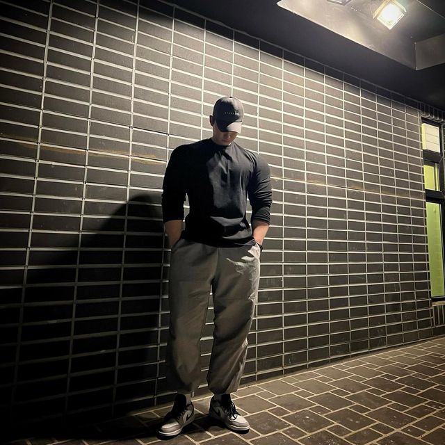 지그 on Instagram: "#협찬 요즘에도 길에서 💵돈 뺐는 사람 있나요?? 
.
.
.
오늘은 요즘 🙋‍♂️남성분들은 하나씩 가지고 있는 머슬핏 긴팔 티셔츠를 소개하려고 합니다! 
아무래도 그냥 평범한 무지 긴팔 티를 입는 거 보다 💪몸이 좋아 보이는 머슬핏 긴팔 티를 입는 게 좋은데 💵가격도 비싸고 옷 🪡퀄리티도 좋지 못해서 🤔고민하던 분들이 많은데 
오늘 소개할 나인제트(@ninez_official)는 옷의 🪡퀄리티와 ✨핏이 너무 좋고 💵가격도 착해서 자주 🥰애용하고 있어 소개합니다! 

벌써 😱누적 40만 장을 기록했다고 하니 얼마나 많은 분들이 🥰애용하고 있는 제품인지 아시겠죠?? 
🧶코튼 원단이라 탄탄한 느낌이라서 요즘 같은 ❄️추운 겨울에 이너로 입기에도 좋고 두꺼운 겉옷이 있다면 그냥 입어도 되더라고요 

그리고 머슬핏이기에 ✨핏 감 중요하죠!
💪팔뚝은 잡아주고 🤷‍♂️어깨라인도 넓어 보일 수 있도록 제작되었고 겨드랑이 부분에는 데오드란트 테이프가 붙여져 있어 😫항균&악취 제거에도 😃안심할 수 있도록 제품에 신경을 많이 쓴 부분이 보입니다

다양한 코디에 어울리는 나인제트 코튼 머슬핏 긴팔 티셔츠 추천드려요~👍
.
.
.
.
#ninez #나인제트 #나인제트머슬핏 #머슬핏1등나인제트 #머슬핏 #짐웨어 #운동복 #남성운동복 #데일리 #데일리룩 #헬스복 #헬스하는남자 #헬스 #운동하는남자 #남자코디룩 #패션 #남자코디추천 #오늘뭐입지 #데일리룩추천 #데일리룩그램 #남성패션 #캐주얼코디 #캐주얼룩  #일상코디 #20대남자코디 #데일리룩 #오늘뭐입지 #패션계정"
