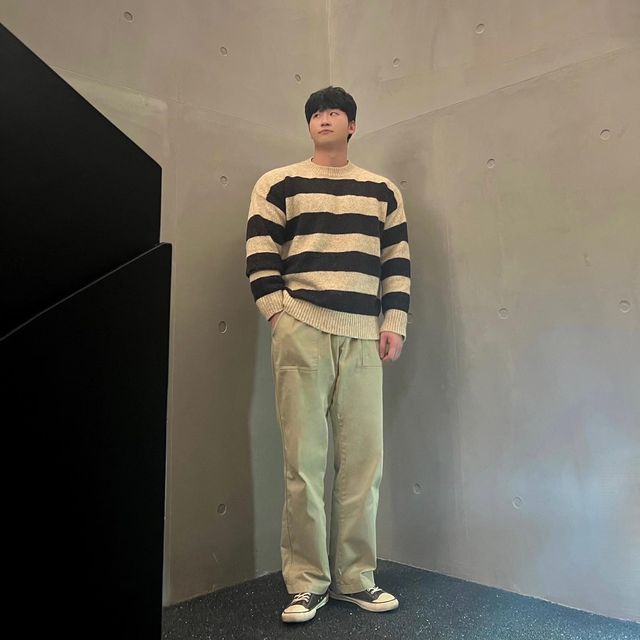 지그 on Instagram: "#협찬 자연스럽게 사람들 눈치 보는 중..👀 (티 나나요..?)😆
.
.
.
새해 잘 보내고 계시나요?😀 모두 새해 🧧복 많이 받으시고🙇‍♂️ 여전히 쌀쌀한 🌬️바람이 불고 있는데 몸 건강 필수입니다💪

요즘 같은 ❄️겨울에는 🧶니트만 한 게 없죠! 
그래서 알아보는 와중에 ‘어반드레스 (avandress_)’에서 ‘Stripe Round Knitwear ’를 🎁선물해 주셨는데 너무 ✨예쁘게 잘 입고 있어 소개하려고 합니다🤗

📸사진에서 보시는 거와 같이 볼드 한 🦓스트라이프 디자인이라 ✨예쁘면서도 다양한 무드의 코디와도 잘 어울리는 디자인입니다👍

디자인도 중요하지만 디테일을 살펴보자면 🧶니트의 두께감이 어느 정도 있어서 🤷‍♂️어깨도 넓어 보이고 전체적으로 핏 감이 좋습니다👍
그리고 울 혼방이라 🔥보온성까지 놓치지 않는 니트입니다

요즘 같은 ❄️추운 계절에 깔끔하고 ✨예쁜 니트를 찾고 계신다면 어반드레스 Stripe Round Knitwear 소개합니다👍
.
.
.
.
@stylemate_official
#어반드레스 #니트 #니트웨어 #스타일메이트 #니트코디 #니트추천 #겨울코디 #겨울패션 #니트맛집 #남자코디추천 #오오티디패션 #오늘뭐입지 #남자코디룩 #데일리룩그램 #옷코디 #일상코디 #패션코디 #패션계정 #20대남자코디 #남친룩 #남친룩코디"