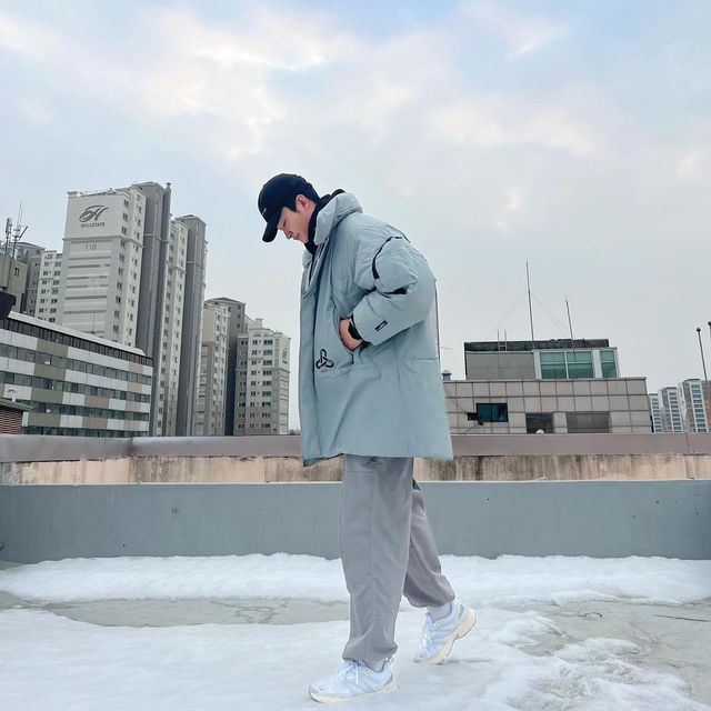 지그 on Instagram: "#협찬 역시 🌨️눈은 밟아야 제맛이지~ 
Q. 부산은 눈이 안 뭉쳐진다는데 진짜인가요??🤔
.
.
.
얼마 전에 갑자기 🌨️눈이 엄청 내리는데 다들 별일 없이 잘 지내시고 계시나요?? 
🌨️눈이 그렇게 많이 내리고 나서 진짜 겨울은 겨울이구나 다시 한번 생각하게 됐네요 
그래서 오늘은 ❄️추운 겨울 제가 너무 🥰애용하고 있는 브랜드 🐃블랙야크의 ‘bcc(@bcc_ blindcarboncopy)‘ 제품들을 소개하려고 합니다🤗

📌오늘은 머리부터 발끝까지 🐃bcc 제품인데요
위에서부터 말씀드리자면!
🧢: bcc폴라텍볼캡_BK 
🥼: bcc 몬스터다운자켓_KG / 105
👟 : bcc AA01_WH / 270
입니다!

🧢폴라텍 볼캡은 ❄️겨울에 딱 맞게 부드러운 감촉이 느껴져서 기분이 좋고😃 디자인도 ✨깔끔하고 😆귀여워서 🙆‍♂️남녀노소🙆‍♀️ 예쁘게 착용할 수 있는 제품입니다! 

❄️겨울하면 🥼패딩 중요하죠! 
제가 착용한 몬스터다운자켓은 과한 패딩 핏이 아니라 툭 떨어지는 핏을 연출할 수 있고 105사이즈 제품을 입고 있는데 작지 않고 오버사이즈로 나온 제품이기에 체형에 구애받지 않고 예쁜 핏을 연출할 수 있습니다🙆‍♂️
예쁜 🐃bcc 로고와 오묘한 색감으로 인해서 디자인이 더 돋보이며,
실용성도 중요하기에 ‘입체 소매 👛포켓 디자인’포인트, ‘내장형 후드’ 디테일과 ‘스탠드넥’ 디자인 그리고 착용감과 보온을 위해 🌪️‘방풍 라미네이팅’ 겉감과 ‘퍼텍스’ 안감을 사용해서 살이 닳는 부분도 신경 썼답니다☺️
마지막으로 국내 페트병 4사이클 원사인 ‘K-rPET’를 적용한 ‘향균 기능의 안심 주머니’까지 있으니 환경과 제품의 퀄리티까지 잡은 제품입니다😳

👟bcc AA01 제품은 ✨깔끔한 디자인이어서 다양한 코디에 잘 어울리고 개인적으로 착화감을 중요하게 생각하는데🤔 ‘측면 더블A 프레임’을 적용하여 안정적인 착화감 제공하고, 미드솔 경도 54도로 설계하여 쿠셔닝이 우수하며 키높이 효과꺼지..! 착화감과 비율 모두 포기 못하시는 분들에게 딱인 제품입니다🙆‍♂️

✅메타버스를 콘셉트로 가상의 세계관에서 다양한 서브컬처를 자유롭게 해석하는 스트릿 웨어 브랜드 🐃bcc 제품 추천드립니다~~👍
.
.
.
.
#bcc #blindcarboncopy #비씨씨 #스트릿패션 #bcc패딩 #겨울패션 #패딩 #메타패션 #패딩패션 #몬스터다운자켓 #패딩추천 #겨울코디 #신발추천 #운동화 #운동화추천 #런닝화 #볼캡 #모자 #모자코디 #남자코디추천 #오오티디패션 #오늘뭐입지 #남자코디룩 #데일리룩그램 #옷코디 #일상코디 #패션코디 #패션계정"