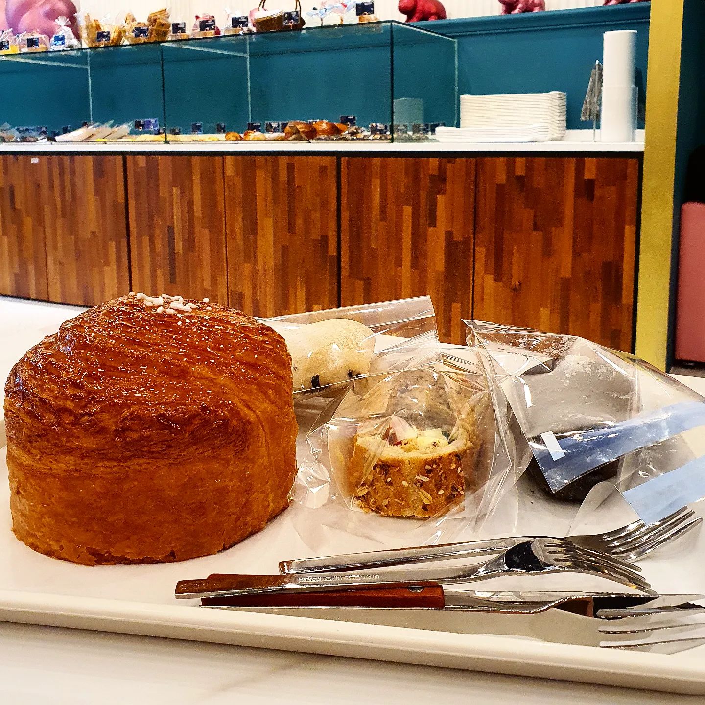#시흥아울렛 #라라플로아 
#신세계아울렛시흥 
냠냠 디저트🍰🍰 디저트 있는 카페는 항상 행복해,,☺️

특히 이렇게 디저트 진열이 쫘라락 되어있는 곳 너무 좋다🤓 
여기서 #아이스아메리카노 #몽블랑 #바질토마토 #올리브치아바타 
이 외에 몇 가지 더 있지만 그건 집가서 먹었음

여기 #아아 는 산미가 거의 없이 쓴맛과 고소한맛만 적절히 나서 좋았어요! 완전 디저트랑 어울리는 아아☕️

#몽블랑 은 바로 직전에 직원분이 새로 구운 몽블랑 들고오는 걸 봐서 바로 집었어요 ㅎㅎ 반을 잘라서 조금씩 뜯어먹었는데, 결대로 잘 찢어지기도 하고 버터 낭낭한 게 잘 느껴져서 좋았습니당

#바질토마토 !! 짭짤빵 러버는 바로 담았습니다,,☺️ 바게트빵 안에 바질페스토랑 토마토 절임,,?? 이 들어있는데 바질페스토를 듬뿍 넣었는지 진짜 바질향이 많이 나서 너무 맛있었어요!! 여기 빵 중 가장 맛도리였음

#올리브치아바타 도 너무 맛있었어요 ㅠㅠ 올리브 + 치아바타 말해뭐해,,,치아바타의 쫀쫀함이 잘 느껴지면서도 올리브 특유의 풍미가 너무 좋았습니다

📍#라라플로아시흥
시흥신세계아울렛 1층
📍아이스아메리카노 5,000
몽블랑 7,000
바질토마토 5,500
올리브치아바타 (기억안남)

#카페추천 #카페그램 #카페스타그램 #카페 #디저트그램 #디저트카페 #dessert #시흥카페 #시흥카페추천 #빵스타그램 #빵순이 #먹스타그램 #맛스타그램 #좋반 #좋아요그램 #좋반해요 #좋아요반사