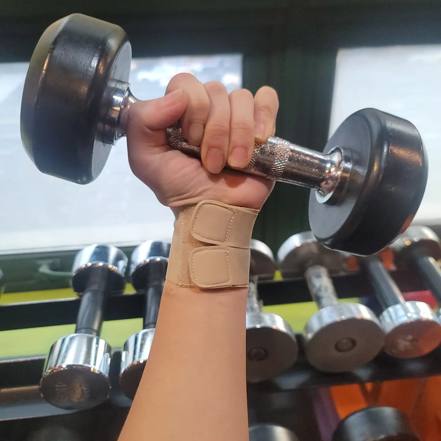 #협찬 #medielfit

메디엘핏 손목보호대~~!!
요즘 운동할 때 착용 중인데 
한 듯 안한 듯 가벼우면서도
손목을 탄탄하게 잡아줘서
덤벨 들 때도 부상 걱정없이 운동할 수 있어요!
뿐만 아니라 임신부님들 손목 시큰거릴 때 손목보호대로도, 사무직 오래 앉아 컴퓨터 키보드 두드리는 직장인에게도,
집안일 하시는 주부님들께도 유용한 #손목보호대 예요

착용 방법도 간단하고 휴대하기도 좋아서 언제 어디서나 함께할 수 있답니다

중량운동 할 때 말고도 요가나 필라테스 할 때도 필수템!
탄성 좋고 두께도 얇아 통기성이 좋아서 남녀노소 누구에게나 편안하게 착용 가능합니다

2단 벨크로 압력 조절로 
나에게 맞는 압력으로 
핏되게 착용할 수 있어요

안쪽 통기구를 손바닥 쪽에 맞춘 뒤 원하는 압력만큼 벨크로를 조절해서 붙여주면 
빠르고 간편하게 착용 완료~

이 때 날개가 바깥쪽으로 향하게 착용해 주세요 

언제 어디서나 손목 부담 안 가게, 착용한 듯 안한 듯 편한 메디엘핏 손목보호대로 손목 보호하세요!