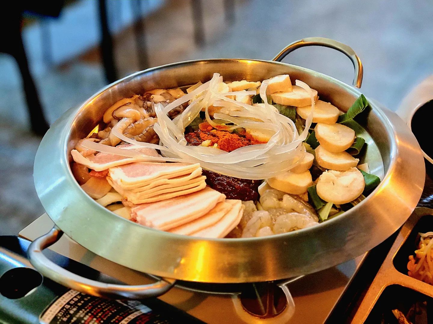 #협찬
🔸️사위식당 정자본점 [낙곱새]
🔸️경기 성남시 분당구 불정로 7 

오늘 리뷰는 "사위식당 정자본점"입니다😃 

위치는 정자역에서 도보 10분 거리에 있어요👟 

낙곱새를 즐겨 먹지 않아도 
한번쯤은 사위식당을 들어 보셨을거예요!
그만큼 맛도 최고입니다😍 

입구 간판부터 깔끔한 인테리어와 
정갈하게 나오는 밑반찬으로 첫인상부터👍 

6시에 가서 먹다보니 어느새 대기명단에
이름을 적는 분들이 많아지더라구요 
평일이었는데도 역시 인기가🔥 

주변에 회사도 많고 아파트도 많아서 
회식이나 가족, 연인단위 다양하게 보이더라구요! 

메뉴는 낙곱새로 먹었고, 네이버에서 알림받기 후
예약하면 삼겹살 130g 쿠폰이 제공됩니다!👍 

다행히 매운맛이 조절 가능해서 
역시 맵찔이라 순한맛으로 했어요😋 

"사위식당"은 재료가 너무너무 신선해요
사진으로만 봐도 느껴지죠!?😍 
잡내도 안나고 대창이 어떻게 그렇게 꼬소한지❤️ 

재료도 풍부하게 들어있어서 먹어도먹어도 
끝이 없더라구요😋 

콩나물 부추 김가루넣고 참기름 두르고 챱챱!!
글쓰면서 또 먹고 싶네요😥 

친절한 직원분들과 맛 때문에 
다음에는 다른메뉴도 먹으러 방문하고 싶어요😀 

사위식당 정자본점에서 가까운 지역은 배달도 되고
포장도 가능합니다! 포장은 할인까지😀 

이상 "사위식당 정자본점" 리뷰였습니다😍 

#협찬 #사위식당 #낙곱새 #낙곱새맛집 #정자동맛집 #정자맛집 #성남맛집 #분당맛집 #분당맛집추천 #분당데이트 #정자역맛집 #먹팔 #먹팔맞팔 #먹소통 #먹소통환영