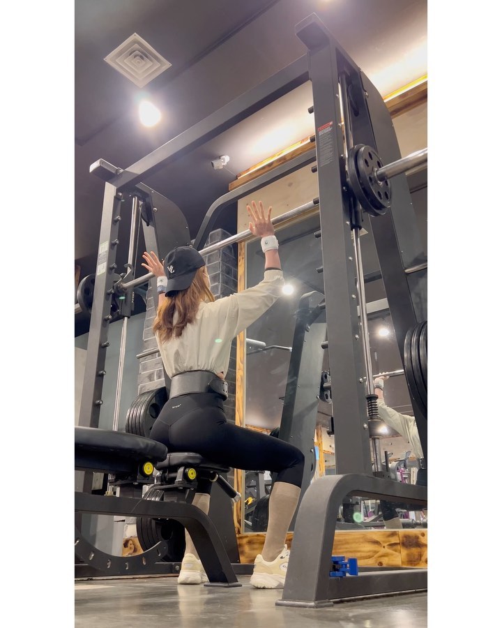 연차내서 오운완.. 
춥고 배고파 
23년 첫피드도 시네리는 역시 운동영상이지
.
#스미스머신숄더프레스 15kg
#덤벨숄더프레스 10kg
#머신숄더프레스 18.2kg
#사레레 3kg...
#프론트레터럴레이즈 5kg
#인클라인덤벨프레스 10kg
#체스트프레스 18.2kg
#펙덱플라이 13.6kg
.
.
.
.
.
.
#어깨 #어깨운동 #가슴운동 #오운완 #헬스 #웨이트 #헬스타그램 #취미 #직장인