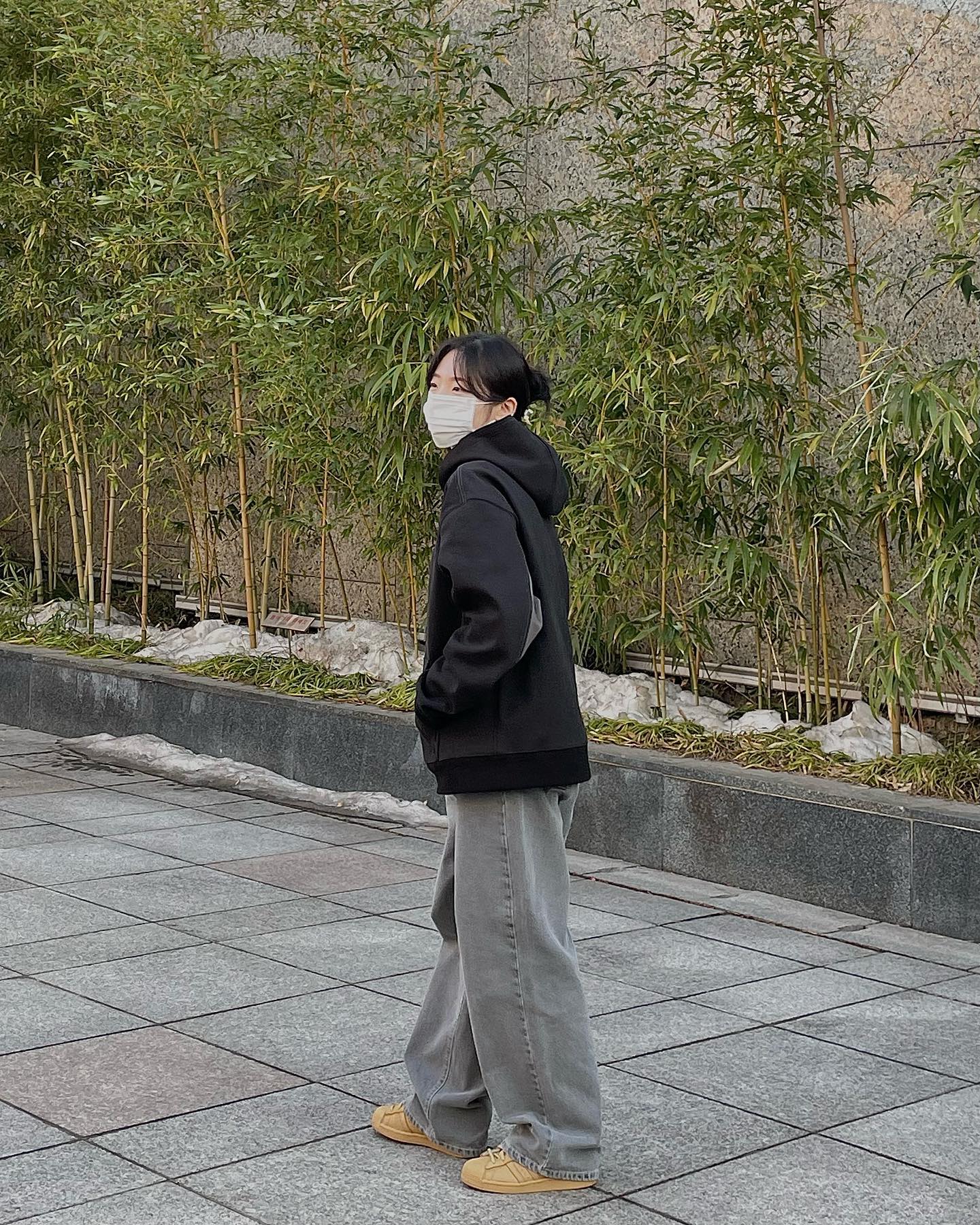 #협찬
분명 후드티에 바지만 입어도 괜찮을 만큼 따뜻했는데 다시 한겨울이네요?🥶
⠀
✔️면 100%의 도톰한 양면조직 소재로 부드러운 원단감
✔️오버사이즈 핏으로 여유 있는 착용감
✔️앞판 플러피 로고 디테일
✔️모자 안쪽, 팔 뒷 부분 차콜 배색 디테일
✔️앞판 포켓과 모자 바깥쪽 스티치 디테일로 깔끔한 분위기 연출
⠀
더 많은 제품들 구경해보세요🙌🏻
meenderi_official
stylemate_official
⠀
⠀
#민더리 #후드 #로고후드 #배색 #스타일메이트
⠀