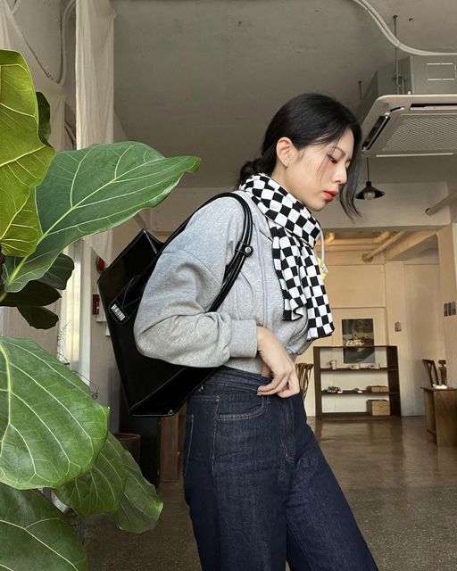 곽민선 on Instagram: "#제품제공 나랑 평생 함께할 데일리백 찾았다••👜🤎 플리티카 우디백 소개해드려요! 비건레더백에 견고한 스티치 라인, 고급스러운 니켈 장식에 안감은