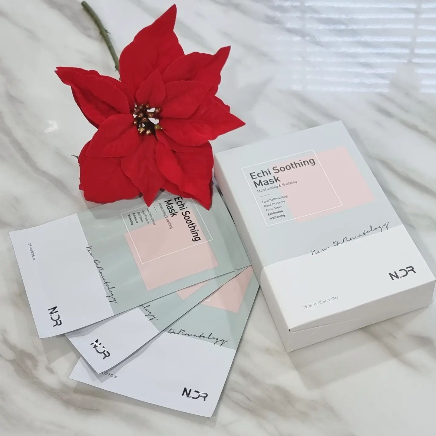💜엔디알 예키 수딩마스크💜

용량 25ml 

미백 주름 기능성 마스크팩으로
색소침착과 주름케어에 좋은
팩이에요~ ^^

☑️ 메인성분 예키네시아 천연추출물은
  북미 인디언들이 400년간 사용해온
  약초로 피부 진정, 장벽 강화에 도움

☑️ 전성분 EWG 그린 1등급,

☑️ 인공색소, 화학적 방부제No 

☑️ 정제수 한방울도 첨가하지 않은 
  고농축 젤에센스

☑️ 100% 천연 대나무 셀룰로오스시트

Ps. 피부가 약한데 얼굴에 붙였을때👳
정말 순하고 촉촉해서 좋았고,
시원한 느낌이 들어 진정효과 굿👍

끈끈하거나 번들거림없이
흡수력도 빨라 좋았답니당 :)

시트는 도톰한 편인데 부드러워
얼굴이 편안하고 시트가 큰편이라
성인 남성분들께도 추천드려요~!!
.
.
.
.
.
.
.
https://smartstore.naver.com/ndr

#NDR #엔디알 #예키네시아마스크 #핑크허브마스크 #예키수딩마스크 #진정마스크 #피부장벽강화 #순한화장품 #저자극화장품 #무방부제화장품
