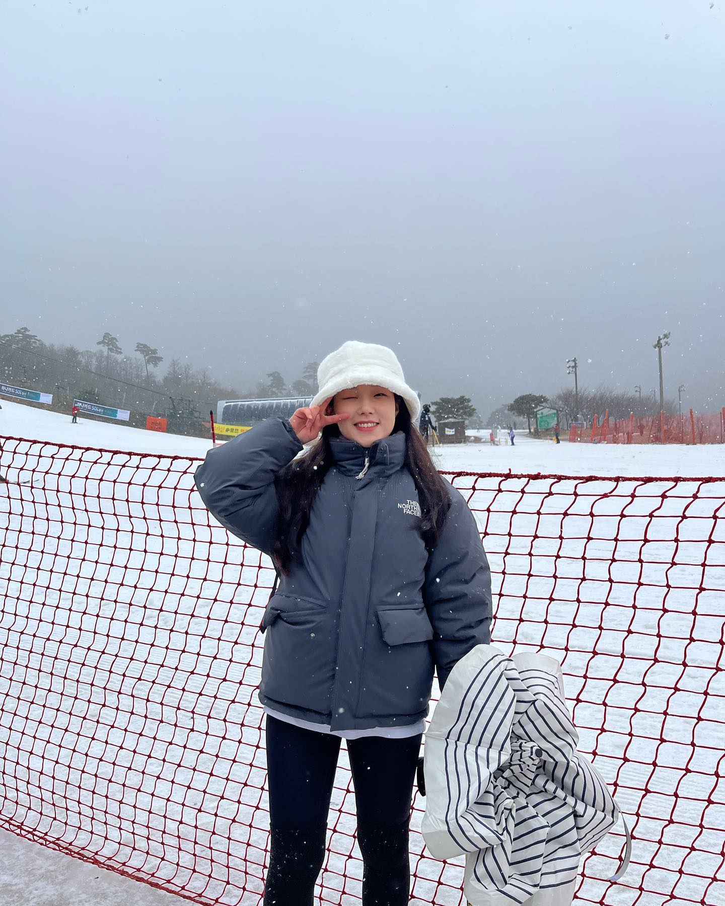 20230115 무주 덕유산 향적봉🏔️
.
산을 좋아하게 된지 얼마 되지 않아 국립공원을 여럿 뿌시고 다니고 있다! 한라, 지리, 설악을 다음으로 네번째인 덕유산을 다녀왔다. 눈 덮인 덕유산은 너무나도 예뻤다💓💓
1월인데도 갑자기 기온이 확 올라버려 눈꽃구경은 글렀겠구나 낙심하던 와중에 다행이도 눈이 와줘서 예쁜 눈꽃까지 구경을 하고 왔다. 
왕복 케이블카를 11시에 예약하고 갔음에도 현장에서 케이블카 중단으로 시간이 많이 미뤄져 야외에서 대기도 길어지고 12시가 넘어서 탈 수 있었다. 우산을 챙겨간 게 잘 한 일 중 하나이다. ☂️ 반달이 인형은 아직도 못 구했지만,, 얼른 다시 판매 해주세요..🐻🐻🐻
.
산에서 만난 사람들은 다 여유롭고 너그러운 분들이 대부분이었는데 덕유산은 관광지여서 그런지 이기적이고 짜증나는 사람들이 많아서 아쉬운 부분이었다. 줄 서서 기다리는게 바보처럼 보였으려나 제발 그러지 좀 맙시다ㅠㅠ!! 
.
❄️덕유산 홈페이지 시간예약 필수‼️
❄️아이젠 필수 중 필수
❄️주말기준 현장 케이블카 대기시간 1시간 이상
❄️기다림의 연속