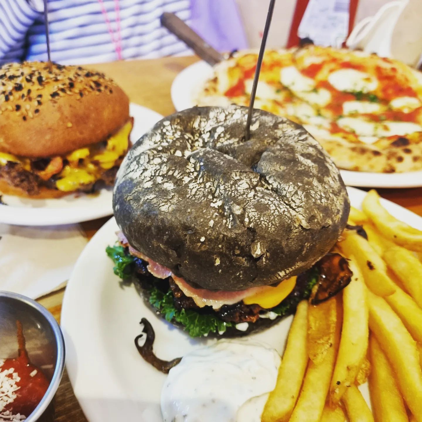문래 수제버거 양키스버거앤피자.

잠봉 머시룸 버거🍄🍔
베이컨 버거🥓🍔
마르게리타 피자.🍕
6,000원 추가시  감자튀김과 콜라추가.🍟🥤

매일반죽해서 굽는 번과 피자도우.
쫄깃쫄깃~~~~~!!!

재료는  아주 신선.🥦🥬🧅

돈쭐내러왔습니다2  수제버거집 보고 간터라 아주....혼자 먹방찍으신다.

#문래맛집
#자꾸그리먹음위늘어난다
#나보다더먹네
#양키스버거앤피자
#문제수제버거