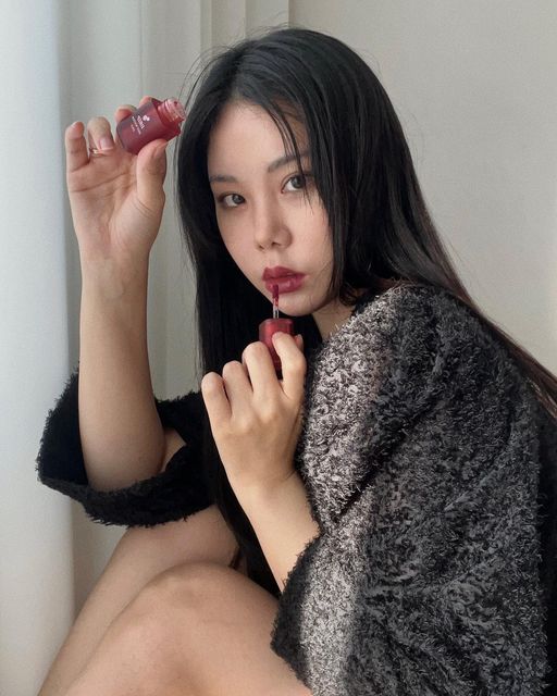 마이주뷰뷰 on Instagram: "#협찬
커피향 가득! 입술에 바르고 오랫동안 유지되는 픽싱 틴트에요!
차분한 MLBB컬러로 제가 픽한 07번08번 컬러는 메이크업 컨셉에 따라
웜톤, 쿨톤 모두 자연스럽게 연출할 수 있어요😉
바를땐 물처럼 촉촉하게 발리며 금방 타투처럼 밀착되서
마스크에도 티슈에도 묻어남이 없어서 너무 좋아요✨
특히 컬러별로 다양한 커피향이 나는데 데일리로 계속 손이가네요..ㅎ
.
.
.
#블랙루즈#드립핫워터틴트#blackrouge
#블랙루즈틴트#워터틴트#밀착틴트#커피틴트#틴트추천#메이크업#틴트#daliy#makeup#lips#beauty#instagood"