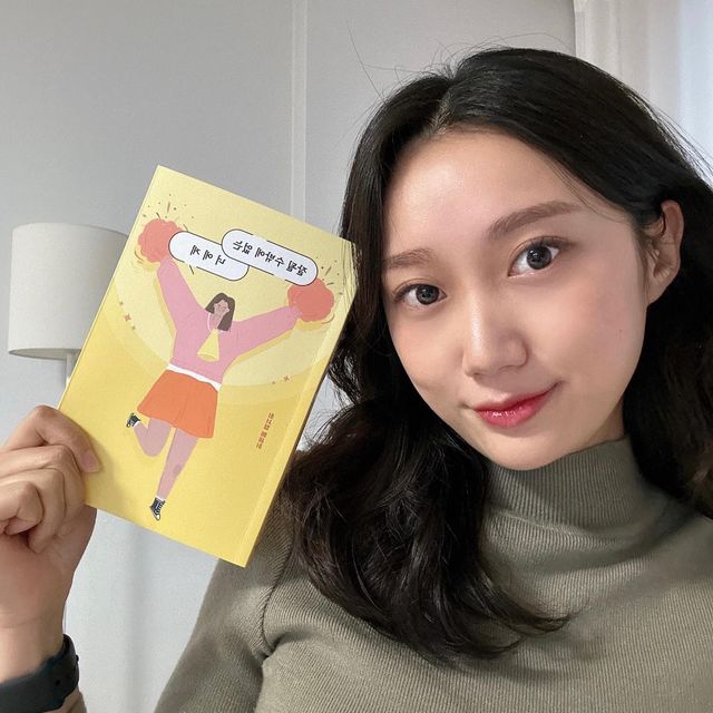민선 on Instagram: "#광고 저는 책을 즐겨읽는 편은 아니지만 마음이 불안정할때 책을 읽거든요 제목 한줄이 저에게 와닿는 책을 찾아 읽고 늘 저의 고민의 해답을 책에서 찾곤해요 “말많은소
