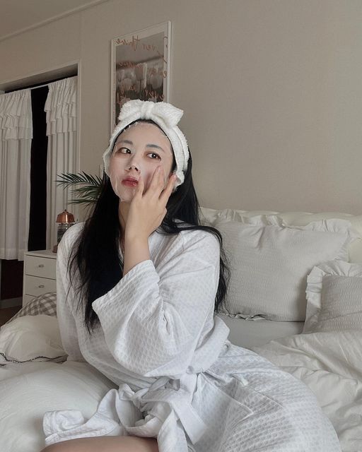 마이주 뷰뷰 on Instagram: "#협찬 요즘같이 건조하고 추운날씨엔 1일 1팩 필수!💦 세라마이드 세럼 한통의 양이 함유되어있는 메디솝 마스크팩은 촉촉한 보습과 무너진 피부장벽을 강화시켜주