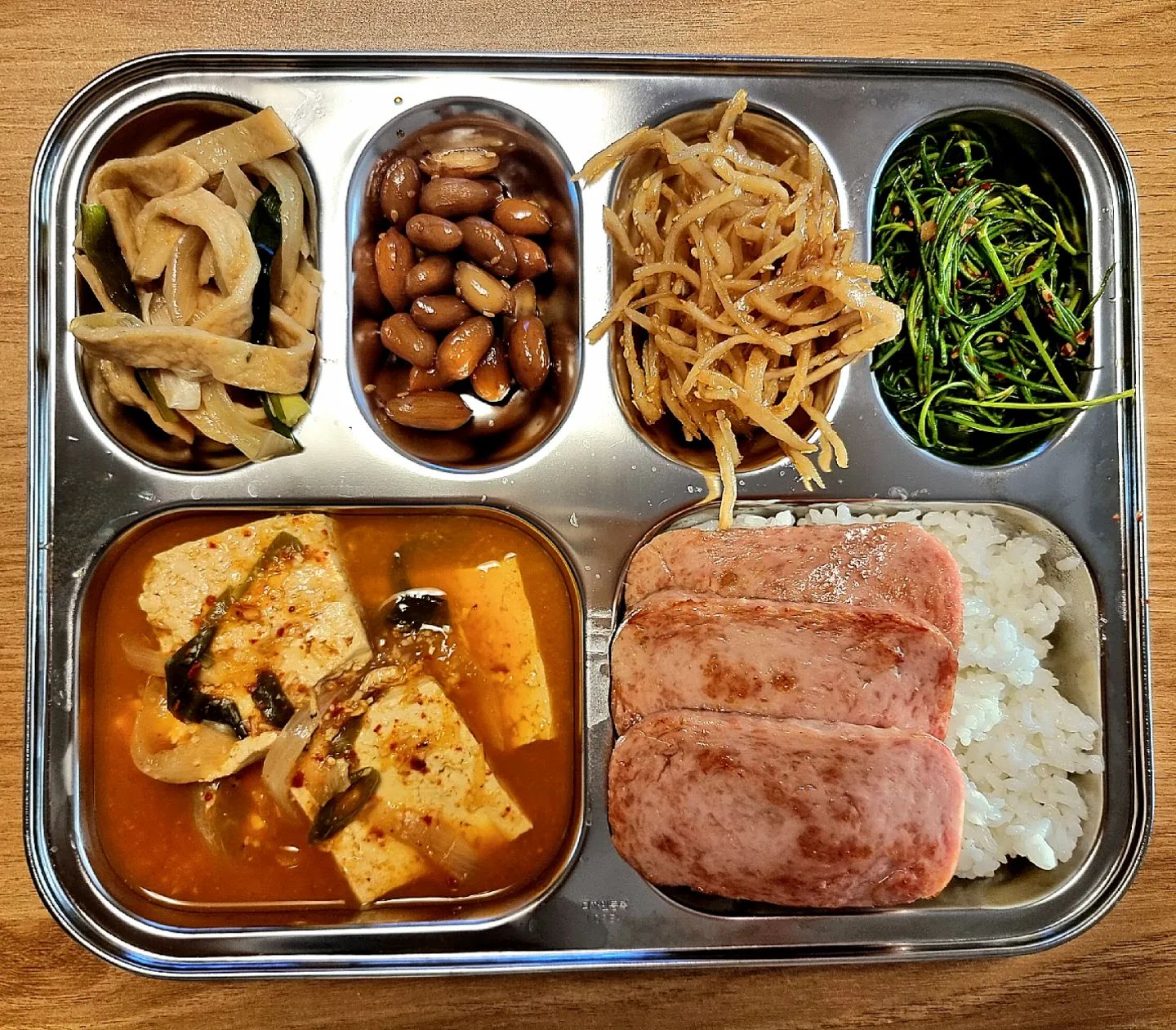 🍽

식판사용으로 설거지거리 줄이기😝

#저녁메뉴 #저녁밥상 #저녁메뉴추천 #밑반찬 #식판식 #식판차림 #homecooking #homecook #두부찌개 #스팸구이 #어묵볶음 #땅콩조림 #진미채간장볶음 #세발나물