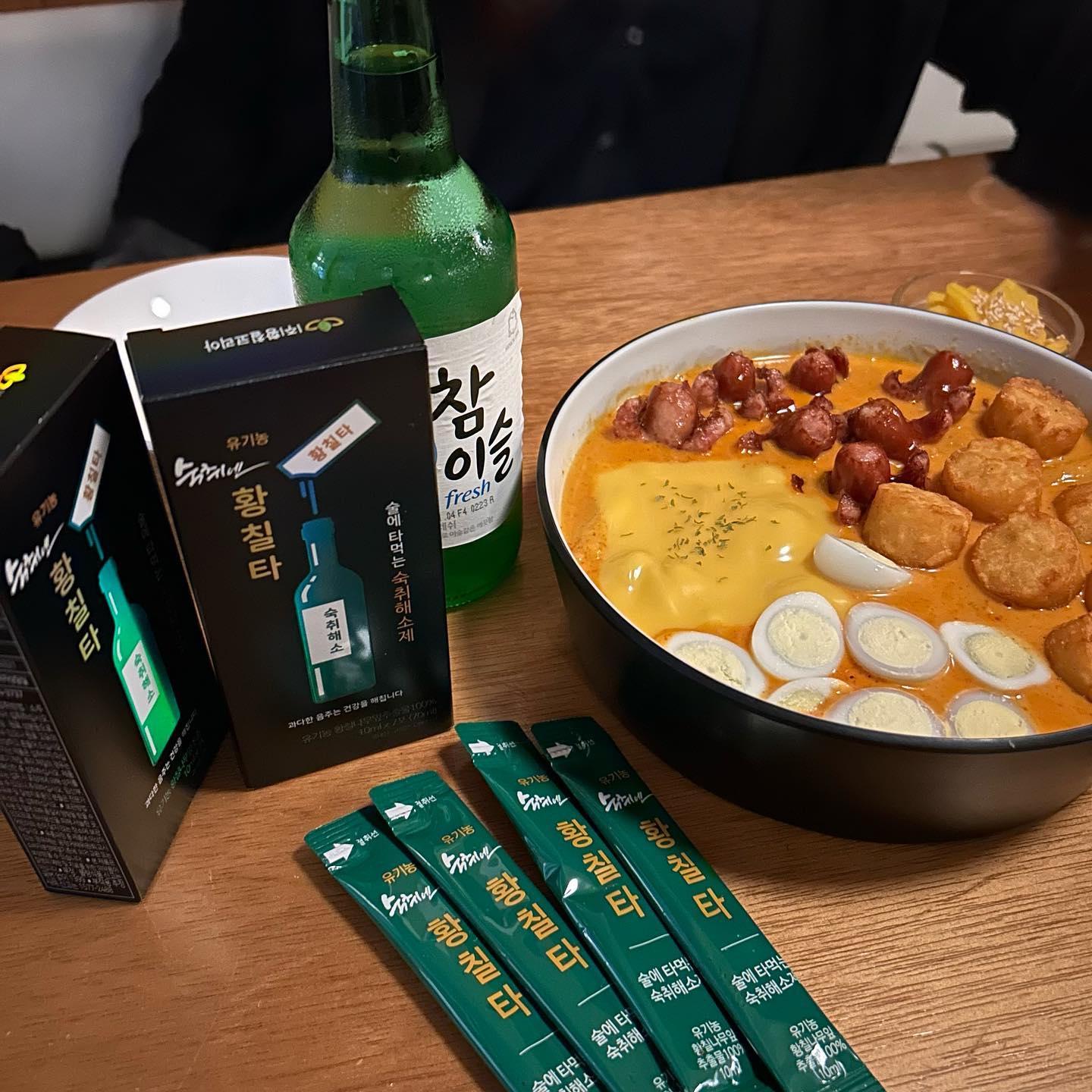  “황주정뱅이가 추천하는 #황칠타 #인삼나무 저는 황칠타(인삼나무) 없으면 술 못먹어요!! 저는 기분좋으면 한잔,속상해도 한잔,비가와돈 한잔, 주말되면 또 한잔 그러나 신나는 어제의 나늘 탓해라 "숙취" 가 제일 힘들잖아요ㅠㅠ 왕년에는 거뜬했는데 이제…”