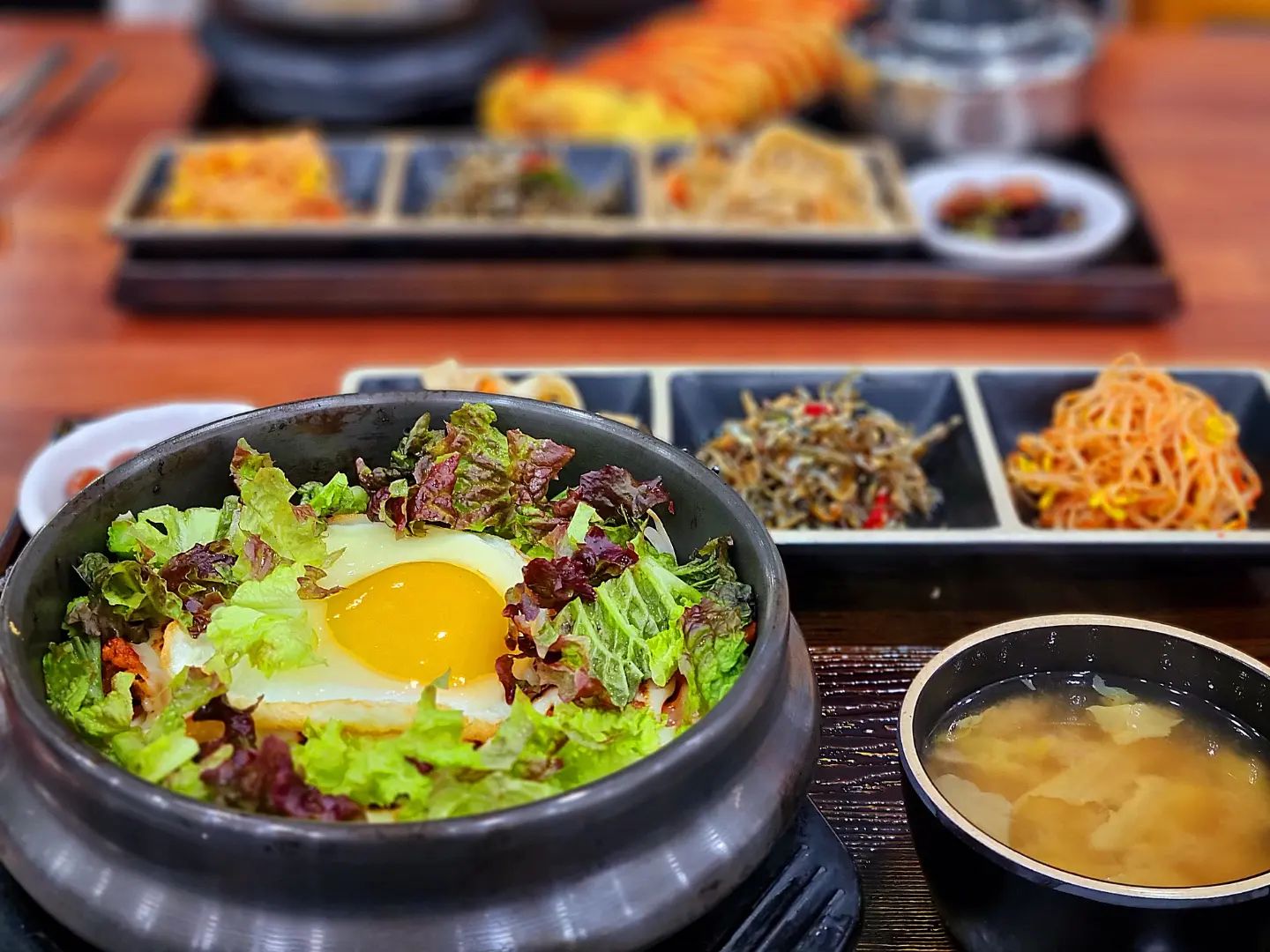 🤟

#협찬
🔸️고미고미
🔸️경기 성남시 분당구 중앙공원로31번길 42 

오늘 리뷰는 "고미고미"입니다😃 

위치는 서현역에서 도보 5분 거리에 있어요👟 

한식 명인이 만들어주시는 집밥!! 
식약처 저염식당 심사를 3년 연속 통과! 

집밥보다 더욱 집밥같은 음식을 만드는게 
사장님의 가게 운영 모토인 것 같아요👍 

입구 키오스크부터 깔끔한 인테리어로
바쁜 직장인과 학생을 위한 1인석까지 완벽해요!😀 

입구에는 대기명단 적는 곳이 있더라구요 
시간 잘맞춰 가야할것 같아요😄 

아파트 단지 내 상가에 있고 주변에 학원도 있어서 
혼자오시는 분도 많고, 가족단위, 친구, 연인단위로 
다양하게 방문하더라구요! 

메뉴는 치즈제육돌솥비빔밥(₩9,500)과 
계란말이정식(₩9,000)을 주문했습니다 

메뉴별로 정갈한 한 쟁반으로 나오고,
밑반찬도 각자 먹을 수 있도록 나옵니다! 깔끔😍 

밑반찬을 먹는 순간 사장님의 모토가 떠오르며
"와 집밥보다 더 집밥같고 진짜 맛있다"라는 
생각을 했고, 

치즈제육돌솥밥은 비비면서 재료의 신선함이 
느껴졌고, 치즈도 엄청 풍부하게 들어있는데
짠 치즈가 아닌 고소한 맛을 지닌 치즈라서 
짜지 않고 좋았어요!😀 

그리고 돌솥밥답게 바닥은 누룽지가 가득😋
기름칠이 잘되어 있는지 숟가락으로 비비면서 
자연스레 밥과 섞이더라구요! 
누룽지와 치즈 조합 그리고 제육으로 마무리❤️ 

계란말이도 집에서 해먹는 계란말이보다 
더욱 집같으면서 너무너무 맛있어요! 
계란말이 안에도 치즈가 들어 있어서 
더욱 맛있었어요😍 

메인메뉴도 밑반찬도 너무 맛있어서
밑반찬까지 싹 비우고 나왔습니다😄 

굴국밥 해장하는 글도 많이 보이더라구요
사진만봐도 해장비주얼😍 

친절한 사장님과 맛 때문에 
다음에는 다른메뉴도 먹으러 방문하고 싶어요😀 

이상 "고미고미" 리뷰였습니다😍 

#성남맛집#성남한식#성남맛집추천#성남백반#성남집밥#분당맛집#분당맛집추천#분당백반#분당밥집#성남밥집#분당집밥#서현역맛집#분당서현맛집#서현역맛집추천#분당서현맛집추천#서현맛집#서현맛집추천#성남서현맛집#성남서현맛집추천#고미고미#서현고미고미#고미고미서현