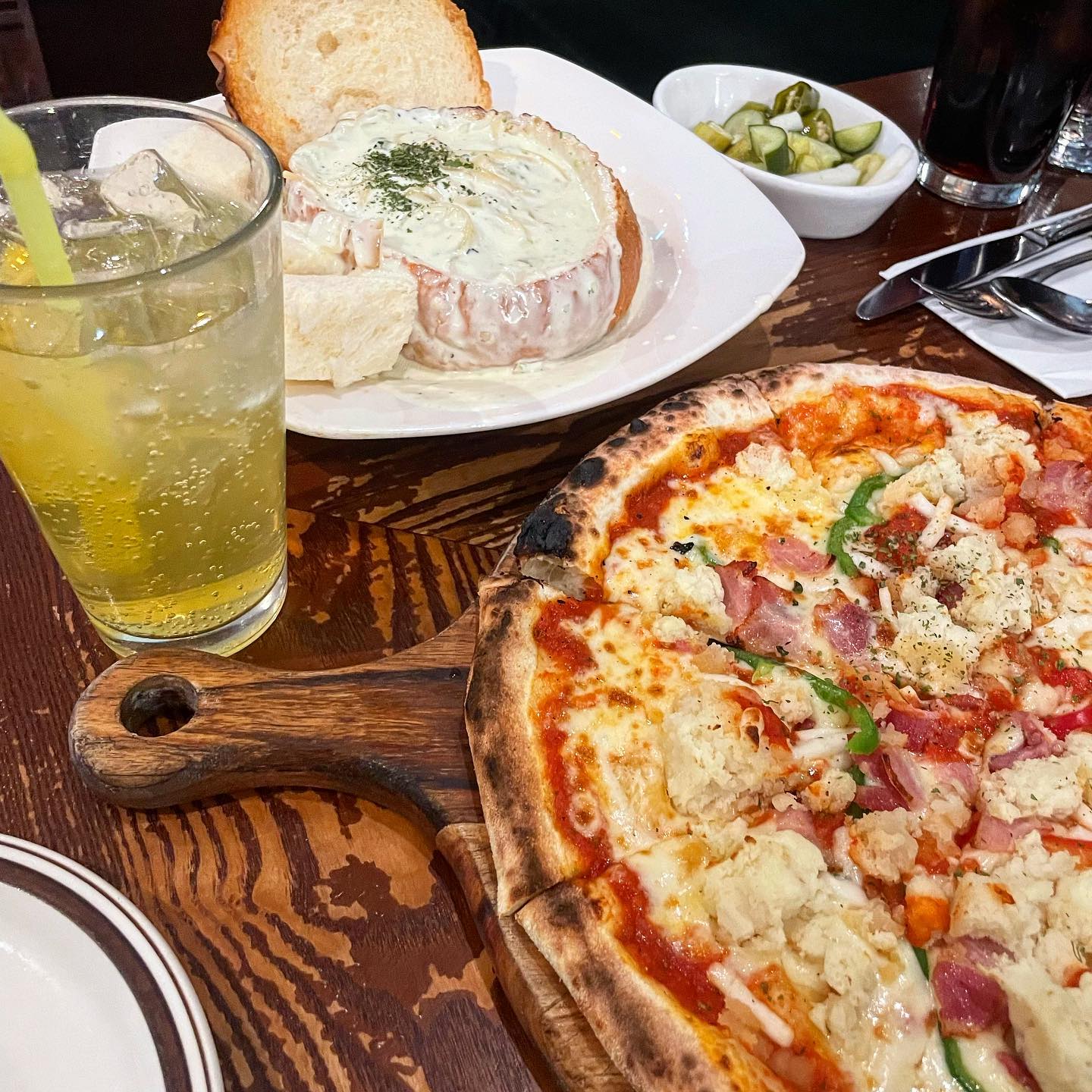 프리모바치오바치 🍝🥤🍕
강남에서 맛있게 즐길 수 있는 피자 파스타 맛집 💖
여기 그전부터 와보고싶었는데 마침 친구랑 약속이 잡혀서 빠네랑 빠따따를 주문해서 먹어봤습니다! 

빠네는 흔하게 먹어서 아는 메뉴였는데 빠따따! 너무 신기하더라구용ㅎㅎ
부드러운 감자에 베이컨으로 맛을 낸 담백한 피자 이름 그대로 부드럽고 담백하니 딱 제 스타일이였어요 🧡
빠네랑 감자 가득한 빠따따의 궁합이 잘맞아서 맛있는 식사가 되었네요 ☺️

사진은 못찍었는데 이곳은 식사를 마치고 샤베트를 주셨어요! 저는 딸기샤베트 친구는 망고샤베트를 먹었는데 달달한 후식까지 먹고나니 기분이 좋았습니다 😎❤️‍🔥
매장에서 나오는 노래도 그렇고 분위기가 꼭 대학생때 학교앞에서 먹던 추억이 생각나는 집이였어요ㅎㅎ 
다음에도 방문하고 싶네용 ✨
.
.
.
.
✔️위치 : 서울 강남구 강남대로 416 창림빌딩
.
.
.
.
#강남맛집 #강남역맛집 #강남카페 #강남파스타 #강남파스타맛집 #강남피자 #강남피자맛집 #프리모바치오바치 #강남역 #빠따따 #빠네 #먹방스타그램 #먹자그램 #먹방 #먹방투어 #맞팔환영 #먹팔