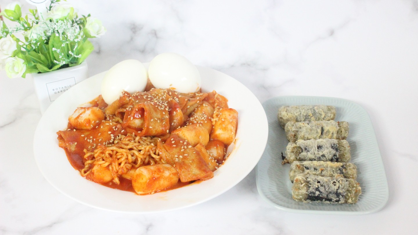 #협찬 #제품제공 

남녀노소 다 좋아하는 떡볶이 
하지만 맛있게 만들기는 너무나 어렵다
같은 레시피, 같은 재료인데
할때마다 맛이 달라지는 쉬우면서도 
어려운 떡볶이

이젠 들쑥날쑥한 떡볶이 맛은 놉!!
맛있는 떡볶이를 먹기 위해 준비한
#떡볶이밀키트 #미치고떡볶이 

100% 쌀떡과 어묵, 특제소스가 들어있어
어디서든 간편하게 먹을 수 있는
떡볶이밀키트 

완전 쫀득쫀득한 쌀떡과 어묵 
특히 맵지도 달지도 않는 특제소스의
조합이 완전 옛날 떡볶이를 먹는 듯한 느낌이에요!
#추억의떡볶이 #옛날떡볶이 

한봉지에 2인분으로 넉넉히 들어있고
내가 원하는 크기대로 잘라 먹을 수 있어서 
한입에 쏙! 한입 크게!
취향껏 먹을 수 있어요 ^^

냉동실에 쟁겨두고 먹고싶을때마다
꺼내먹기 좋은 떡볶이밀키트

#안전한먹거리 #아이들간식 #든든한한끼 로도 좋은
떡볶이
이젠 집에서 #즉석떡볶이 즐겨보아요 ^^