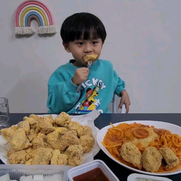 #협찬

오늘 같이 춥고 쌀쌀한날 #야식 은 치킨이 국룰아닌가요?!!(사실 치킨은 언제나 ㅇㅈㅇㅈ?)

네네치킨에서 신메뉴가 나왔다는데 과연 그것은?!!

"매콤스파게티와 로제스파게티"🍝🍝🍝 !!!!

이제 네네치킨에서도 고급스러운 
#사이드메뉴 파스타 를먹을수있다니 !!!!!

파스타도먹고싶고 치킨도먹고싶을땐 어디다???
바로바로 #네네치킨!!! #그럼요당욘하죠네네치킨
#유느님 사랑합니당♡

저는 로제파라 #로제게티 를시켜보았어용 ♡♡♡♡
그리고 아이가 먹을수있는 "순살 치즈 스노윙"을 
같이 시켜보았어요♡♡♡

아니근데 로제게티 양 무엇?!! 😳
로제소스에 #치즈스노윙 찍어먹었는데 
아니 이조합무엇???!!
너무너무 고급스럽고 
촉촉하도 바삭하고 너무별미에요 *///_///* 
너무너무 맛있어요♡♡♡♡

그리고 양도 많아서 가족이 다같이 
#치킨파티 를 즐길수있을거같아요 ㅎㅎ
싸우지않고 ♡♡ 배부르다 ㅎㅎㅎㅎ

♡🏋‍♂️🏋‍♂️다이어트는 내일부터🏋‍♀️🏋‍♀️♡

𝑻𝒉𝒂𝒏𝒌 𝒚𝒐𝒖. 🍗🍝
nenechicken_official
waywas

 #네네치킨신메뉴 #네네치킨사이드 #국물게티 #치킨투나잇 #치맥 #치콜 #치킨사이드 #치킨맛집 #야식추천 #와수리치킨 #그럼요당연하죠 #네네치킨와수리점#치킨은국룰 #로제도국룰#팔로인#아키아#아키아_0118