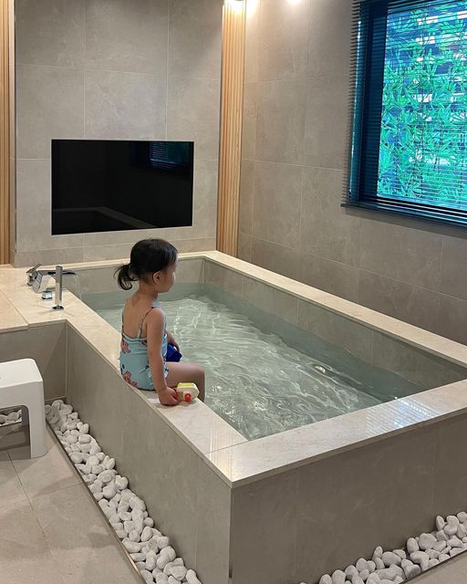 서 혜진 on Instagram: "#숙소협찬
⠀ ⠀ ⠀
물놀이 쪼아요 🤍
집에서 챙겨온 물놀이 장난감으로
재밌게 놀았찌이 🫶🏻
⠀ ⠀ ⠀

숙소제공 / @hotelforet_thespa 

💟호텔포레더스파
부산 동구 중앙대로296번길 6
체크인 15:00 체크아웃 11:00
051-463-6171

#부산 #부산여행 #여행스타그램 #여행 #아기랑여행 #아기랑갈만한곳 #호텔포레더스파 #부산숙소 #부산숙소추천 #여행에미치다 #가족여행 #부산역호텔 #부산호텔추천 #부산호텔 #부산호캉스 #스파 #호캉스 #통영 #육아소통 #육아일상 #맘스타그램 #홈스타그램 #아기가있는집 #통영맘 #거제맘 #초량 #부산역 #부산역호텔 #감성숙소 #부산감성숙소"