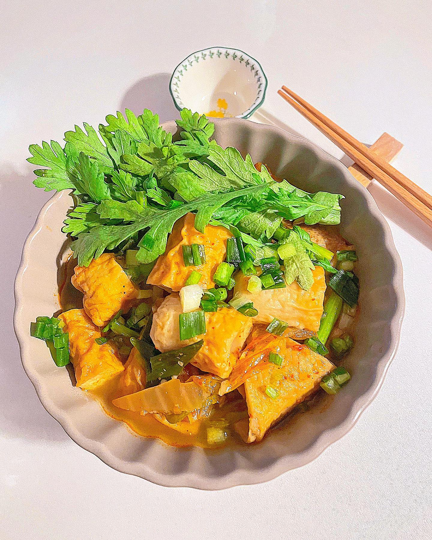 🏡 우리집 김치어묵우동👩🏻‍🍳

다시 추워진 날씨에 국물요리 또 땡기는 요즘😅
김치어묵우동에 빠져서 자주 먹고 있어요🧡

투다리 김치우동이 맛있다고 해서 
전 직접가서 먹어본적 없지만
레시피보고 따라 만들어 봤어요😉

먼저 신김치를 설탕 고추가루 간장 넣고 
달달 볶아서 볶음김치를 만들어서 
끓이는게 이 레시피의 포인트더라구요❤️

그냥 물에 김치 넣고 끓이는거 보다 
훨씬 깊은맛 나고 맛있어요🍢🤍

하나 더 맛있게 먹는 방법🙋🏻‍♀️
야외에서 먹는것 처럼 
집에서 창문 열어두고 
호호 불면서 먹으면 더 꿀맛이에요😆🫶🏻