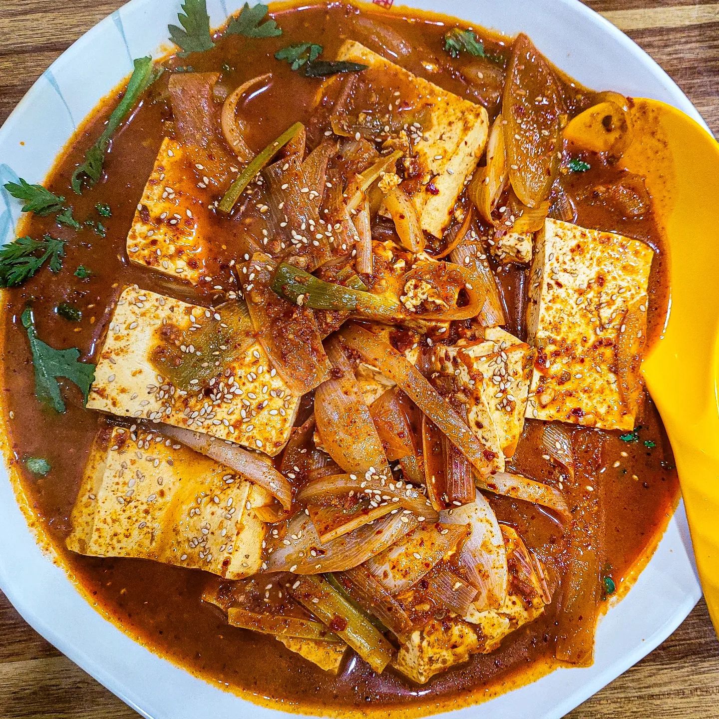 선팔=맞팔#오늘의맛집 국시명가의 두부두루치기!

전에 와서 얼큰 칼국수를 먹었는데 국물이 너무 맛있어서 이번엔 두루치기를 시켜봤어요😄

두루치기의 양념은 칼국수와 거의 비슷했지만 두반장 등 먼가 더 추가된 맛이었어요

두부는 큼지막하게 잘라 넣어주셔서 두부와 야채만 먹어도 배가 찼지만 사리넣어 먹는 배는 따로 있기때문에 추가해서 시켜먹는걸로🤤

알고보니 여기 국시명가는 이미 많이 알려져있었고 맛집으로 유명한곳이었어요😲
맛집은 이유가 다 있는가봐요

오늘도 맛있는곳에서 한끼 잘 먹었습니다😀

♧상호명 : 국시명가
♧휴무 : 매주 화요일
♧브레이크타임 없음
♧주소 : 대전 서구 관저로129번길 28-7 1층

#안주 #야식 #맛집 #먹스타 #먹스타그램 #배달맛집 #맛있다그램 #먹스타맞팔 #먹방스타그램 #음식 #음식사진 #음식스타그램 #대전맛집 # 관저동맛집 #국시명가 #칼국수 #두부두루치기 #얼큰이칼국수