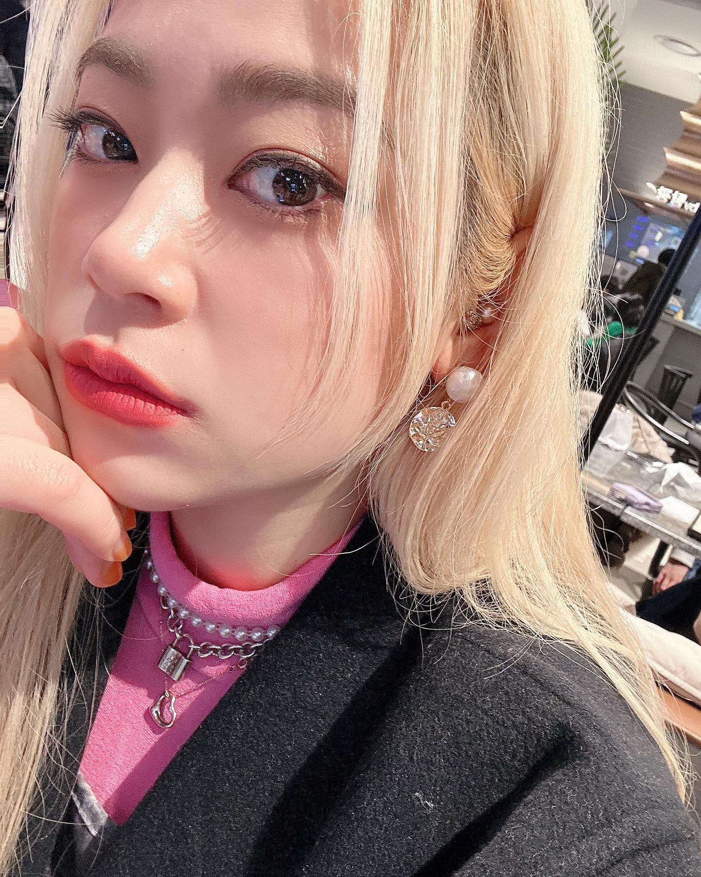 #협찬 htoolab_official 

다들 설연휴 잘보내구 계시나용?🥰
이번엔 떡국 많이 먹어도 나이 안먹으니까
 맛있게 냠냠하세요🤭

요즘 너무 날씨가 추웠다 안추웠다 ㅠㅠ 
피부가 더 쉽게 건조해지는 것 같아요!! 😭😭
저는 피부에 수분이 제일 중요하다고 생각해요!! 
구래야 주름 탄력 전부 지킬 수 있다고 생각해요!!

에이치투오는 항노화센터의 피부관리 노하우를 담아 
신제품이 나왔다고해옹!!

엑토마이드더마크림!! 제품케이스도 청결하게 사용할 
수 있고 독일 더마테스트 ,민감성피부,피부안정성 전부 
인증받아서 정말 순하면서도 저도 끈적임없이 흡수가 빨라서 메이크업도 전혀 뜨지 않더라구요!! 

수분도 채우고 피부톤도 밝아지고 산화방지로 피부 빵빵하게 채우기!!😎

새해 선물에 추천드리는 제품👍👍

#에이치투오랩 #htoolab #엑토마이드 #더마크림 #착한회장품 #순한화장품 #독일더마인증 #새해복많이받으세요 #설날 #데일리 #데일리코디 #데일리메이크업 #메이크업아티스트 #협찬