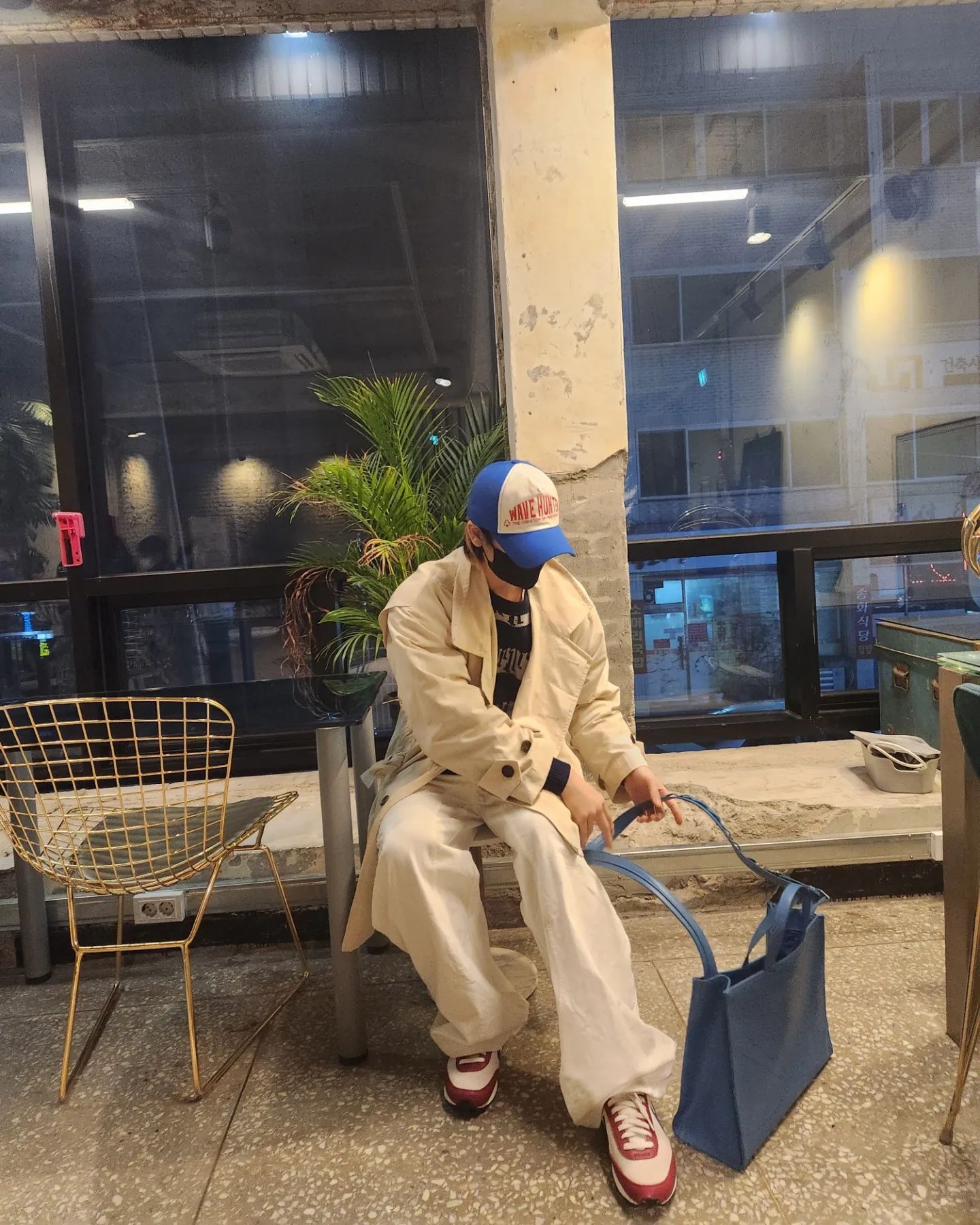 다들 고유명절 '설'을 즐겁게 보내고 계신가오? 저는 요즘 잠이 너무 좋은지 하루 종일 잠만 자고 있어묘묘묘☺️☺️☺️ 잠 자는 게 좋기도 하지만 그보다 잘때나오는 꿈속에서 헤어나오지 못할 때가 있어요. 일종의 망상이기도 한데..🤔🤔 현실에서 이루어지지. 이루어질 수 없는 것들을 상상하는 게 기분 좋을 때가 있더라구요. 저는 올 설을 이렇듯 잠으로 보낼 거 같아요.☺️☺️ 

이번에는 화이트 계열의 와이드 팬츠에 베이지 톤의 코트를 매치했습니다. 니트는 푸른 계열이고 그에 맞춰 가방과 모자에 신발까지 포인트를 주었어오. 옆에서 보면 신발 포인트 파랑이 보이는데  앞에서 보니 빨강이 독보이네요. 

자라는 조만간 어울리는 모자가 오면 올리도록 하겠습니다.☺️☺️

모자 : #더마트로프
상의 : #글랙
하의 : #파르티멘토
아우터 : #더만
신발 : #나이키

👉앞으로도 여러분들이 더 관심을 가질 수 있도록, 더 좋은 패션 정보 공유하도록 하겠습니다🫠

또한,

🔳잠시, '주목'부탁드려요~¡¡

🟥패션에 관심 있으시다면 "좋아요"를
🟧자주자주 보고 싶으시면 "저장"을
🟨생각나는 사람 있으시다면 "공유"를
🟩앞으로의 컨텐츠도 궁금하시다면!
kor.work "팔로우" 부탁드릴게요!!

😁보고가주셔서 감사합니다😁