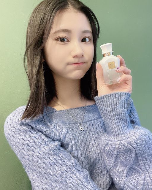 조혜인 on Instagram: "#광고 #셀마르향수 @scelmar_official 향긋한 풀숲에 와 있는 기분🌿🌼 흔치 않으면서도 부담스럽지 않은 향이라 데일리 향수로 딱🧚🏻‍♂️ 셀마르X그레이프랩