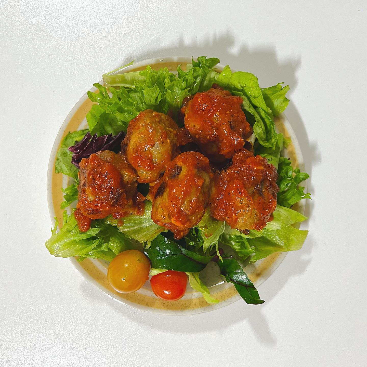 판다의 유러피안 샐러드, 잇디스낫댓 치즈 미트볼 🥗🧆

이벤트 당첨으로 받았는데 진짜 이 조합 최고ㅠㅠ
잇디스낫댓 치즈미트볼 소스가 진짜 너무 맛있고 샐러드판다 샐러드와도 신선하니 너무 잘 어울려요 
미트볼 육즙 가득하고 안 퍽퍽하고 진짜 짱맛탱 .. 아삭아삭 샐러드와 같이 먹으니 더 맛있구..🫠
다들 맛있는 거 많이 먹구 새해 복 많이 받으세요🤍

 #샐러드판다 #판다그래퍼 #다이어트식단 saladpanda_korea etnt_official