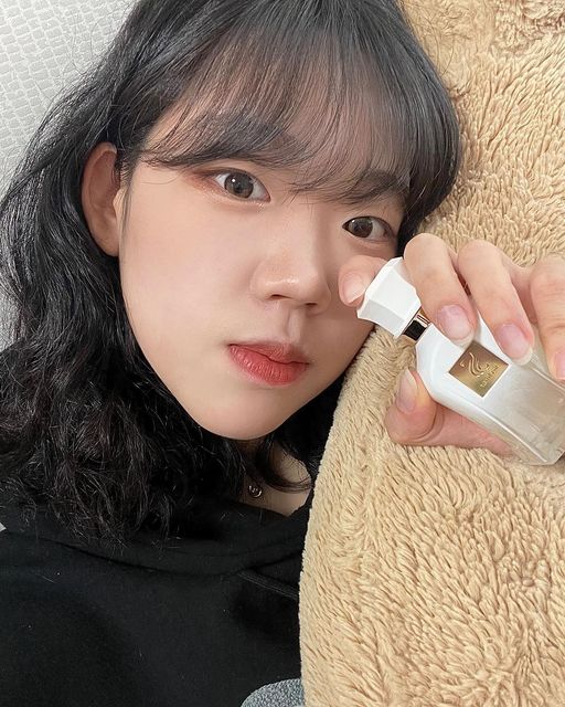 🧸 녕하 | 리빙 • 육아 • 여행 🌿 on Instagram: "#광고 #협찬 

첫 향수 협찬은 ! @scelmar_official 에서 제공받았습니다 ᵕ̈ 

🔻제품명 : 셀마르 오드뚜왈렛 프리미에 아무르

향에 굉장히 민감한 저에게도 평소에 뿌리기 딱 좋은 제품 💖
독하지 않고 은은하면서 오래 잔향이 남아있어 하루 종일 향기 올라올 때마다 기분이 좋아지네요☺️ 

외출 전 향수 뿌리고 안 뿌리고가 그 날 하루 기분을 좌지우지하는 저같은 분들에게 꼭 추천드려요✨
디자인까지 세련된 셀마르 향수➰

아직도 설 선물 고민하고 계시다면 바로 구매하러 갑시다 🔥

구매 링크 👉 https://www.scelmar.com/

#셀마르 #셀마르향수 #향수 #향수추천 #향수브랜드 #비건향수 #데일리향수 #니치향수 #니치퍼퓸 #지속력좋은향수 #perfume #sotd #여자향수 #여자향수추천 #20대향수 #향수스타그램 #향수그램 #향수매니아 #여자친구생일선물 #은방울꽃향수 #겨울향수추천"