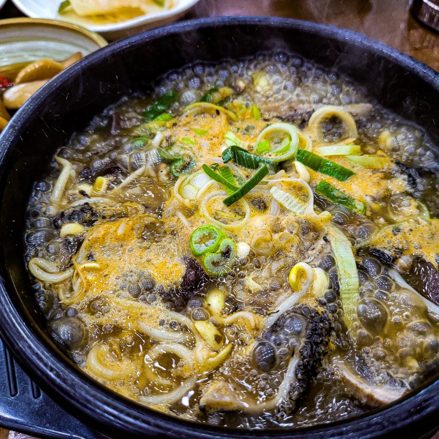 선팔=맞팔#오늘의맛집 [대전, 관저동 맛집]주주양평해장국!

양평스타일의 국밥에는 천엽과 간을 넣어 끓이는것이 특징이예요 평소에 생간과 생천엽을 좋아해서 국밥 중에는 양평해장국을 특히나 좋아해요

천엽을 먹는방법은 작은 종지를 같이 주시는데 거기에 겨자, 고추기름, 들깨가루를 넣어 섞어주세요

이 소스에 천엽을 솩~ 찍어주면 다 아는 것들로 만든 소스인데 천엽과 잘 어울리면서도 감칠맛을 높여주는 맛이었어요

뚝배기에 나와서 팔팔 끓는 국물에 밥과 천엽,간을 함께 올려 후후~불어가며 먹는 그맛은 그 어떤 음식보다 겨울과 어울리는 맛일거예요☺️

양평해장국은 프렌차이즈가 있을정도로 유명한데 주주양평해장국은 프렌차이즈는 아니지만 양평스타일을 그대로 가져와서 그맛그대로 예요

관저동 맛집인 주주양평해장국의 가장 큰 특징은 육사시미를 주문하면 생천엽과 생간을 준다는 것인데 우리는 아침식사를 하러 간것이기때문에 뽕뽑지 못한 기분이었어요

하지만 기분좋게, 배부르게 식사를 마쳤어요
오늘도 맛있는곳에서 맛있게 먹었습니다~😄

♧상호명 : 주주양평해장국
♧브레이크타임 15:00~17:00
♧주소 : 대전 서구 관저북로13번길 24-19 굿데이프라자 101호, 102호