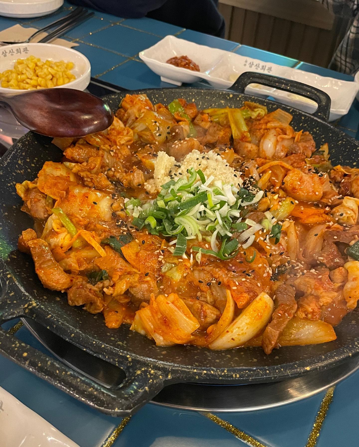 대전 시청역 근처 맛집 ✨삼산회관✨
존맛탱.. 분위기도 친근하니 좋아요👍🏻

#돼지김치구이 #시청역맛집 #대전삼산회관 #시청역김치찌개 #대전돼지김치구이 #대전시청역맛집 #대전맛집