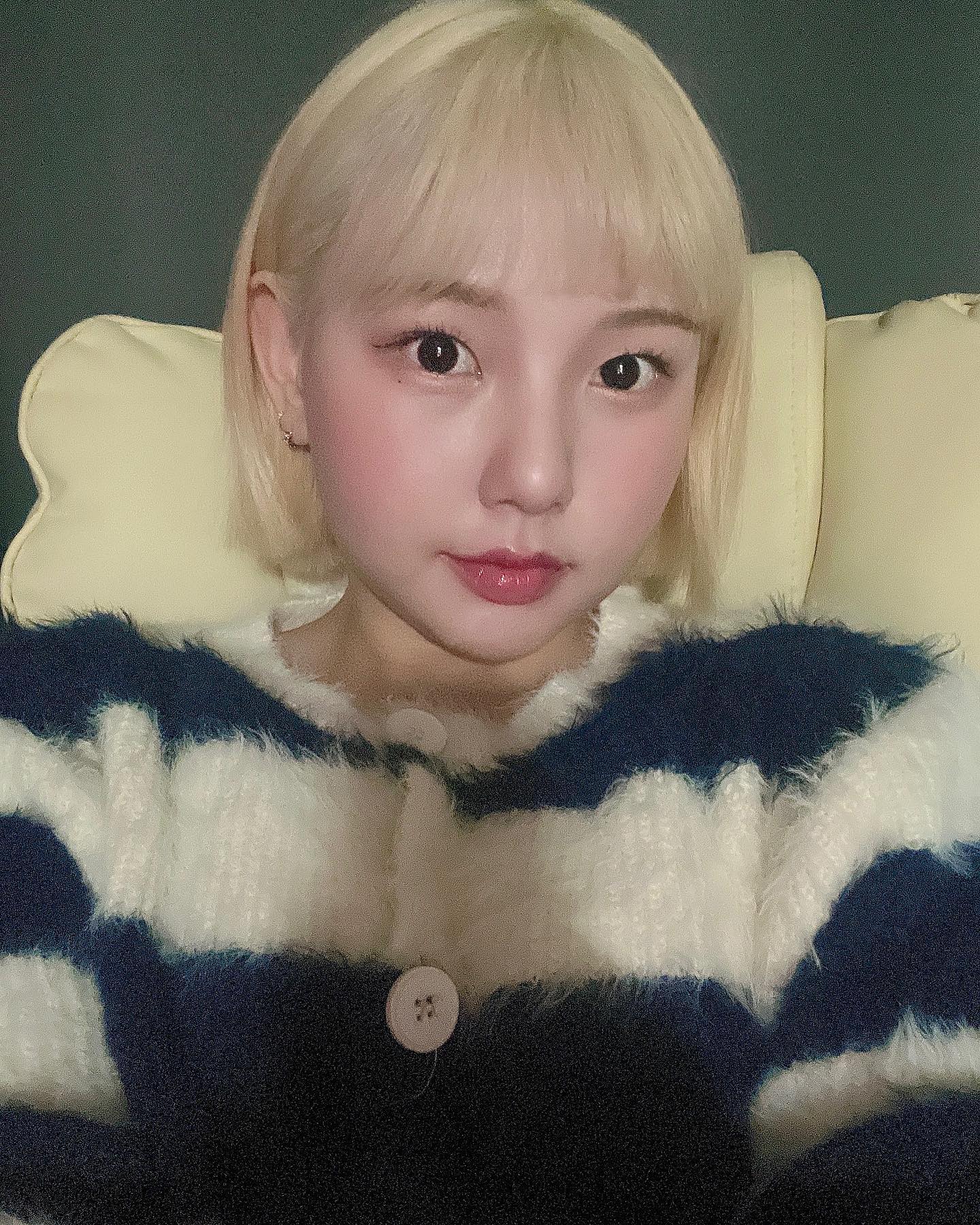 백금발💛
제일 마음에 들었던 탈색
톤다운 했었음에도 불구하고 깔끔하고 맑은 색 😆
꼼꼼하고 트렌디한 감각으로 원하는 스타일로 완성해주신 딘쌤 감삼당💚
다음은 무슨색하지??🫠