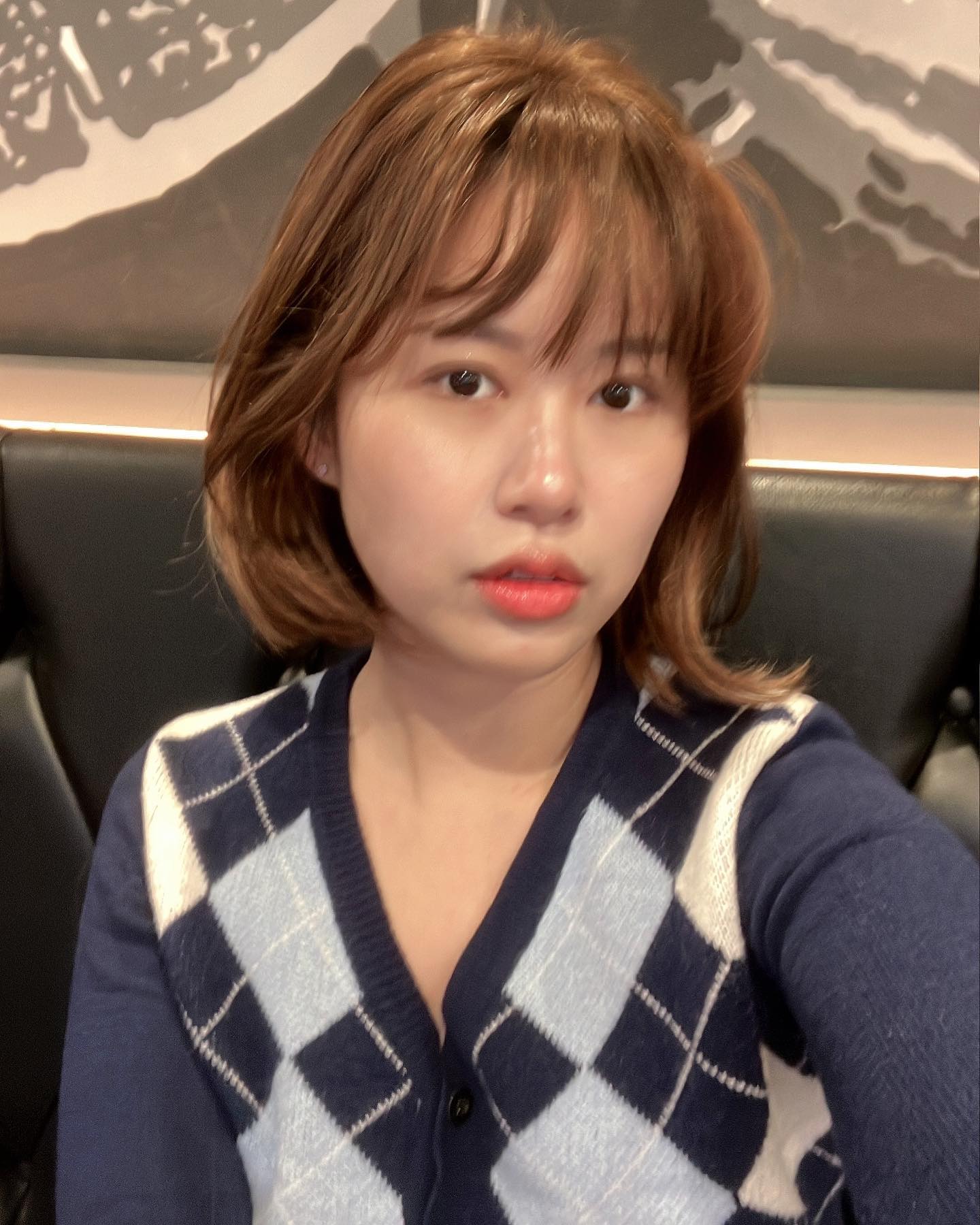 #협찬 #핑크에이지 #렛츠뱅 #시스루뱅 #앞머리가발 #가발 #시스루 #여자가발 #부분가발 #사이드뱅 

핑크에이지 신상라인인 렛츠뱅 너무 예쁨 !!!! 일단 정수리까지 다 포함되는 360도인게 진짜 자연스럽게 머리를 보이게해줘서 티가.. 안남

그리고 이건 라지라 똑딱이가 두개인데 그래서인지 더 튼튼하게 고정되는거 같구 그럼에도 착용 10초컷 가능해서 진짜 편리하다 

앞으로 진짜 앞머리병 도지면 걍 핑크에이지 앞머리 가발 사면 끝일듯 ㅋㅋㅋ 자르지마세요...