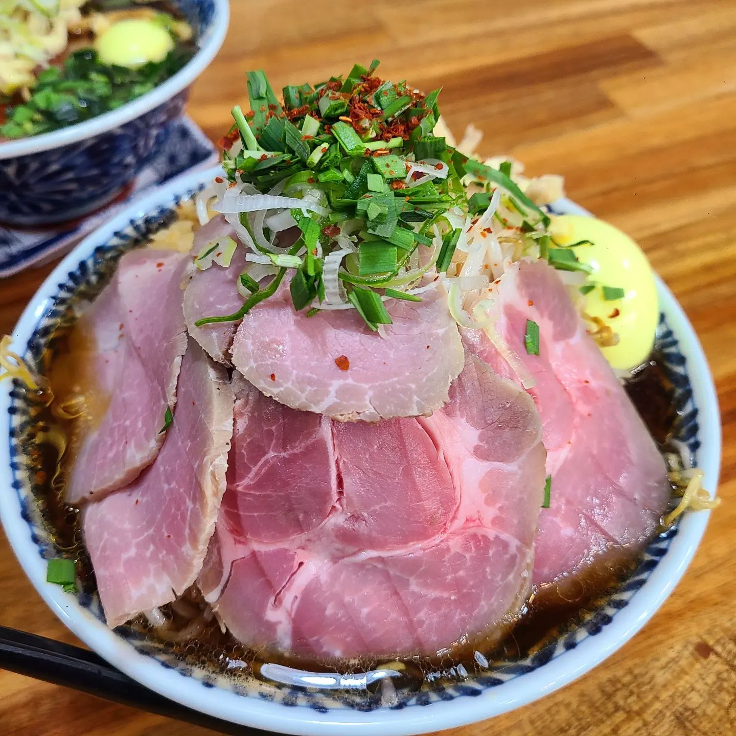 #서면라멘맛집 #타카라멘
찬바람이 시리게 부는날 뜨끈한 라멘국물이 땡겨서 찾가간 라멘맛집 

멋진 인테리어에 먼가 라멘에 진심인것 같은 사장님 포스👍

일단 흔하게 먹어본 일본라멘메뉴 돈코츠라멘... 이집에는 없습니다 

💰시오라멘(소금) 8,500
💰소유라멘(간장) 8,500
💰타카라&지로라멘  12,000

라멘종류는 세가지! 

지로라멘에 대해 열심히 검색해보니 독보적인 강렬함이 있다고 해서 픽! 
산더미처럼 쌓인 채소와 기름기도 많고 고기에 특별한 부위까지😂 

새로운 음식에 도전을 잘 안하신다면 소유라멘을 추천함

🧭부산 부산진구 중앙대로691번가길 25-5 1층
(골목안에 있고 전용주차장은 없음)