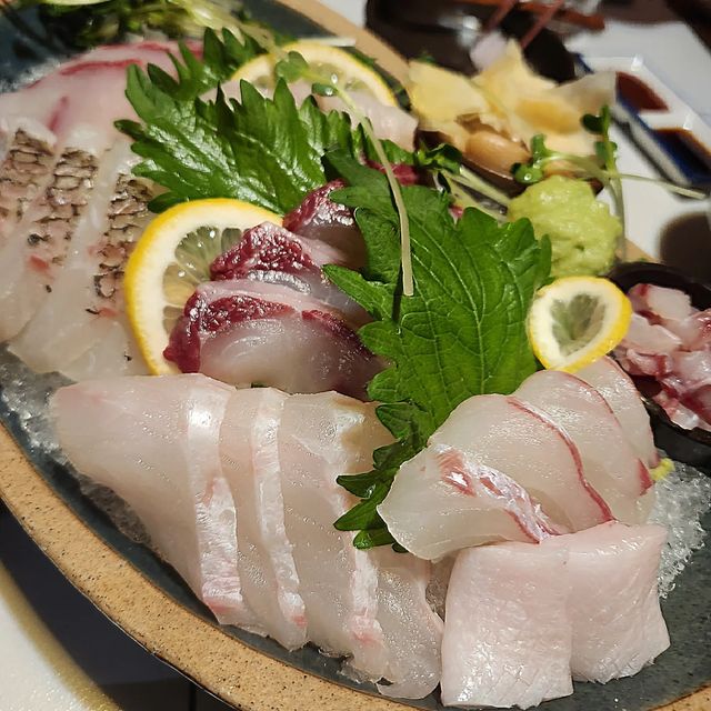 양세정ღ on Instagram: "📈주식

어제 다녀온 삼각지역 존맛탱 한식주점 「주식」

메뉴가 엄청 다양한데 하나같이 다 맛있다❤️
이태원에 2호점이 있다는데 다음엔 이태원점도 가봐야지🏃‍♀️

간만에 회사분들이랑 한잔 했는데
이제 슬슬 회식하는 분위기로 가나요~? 😜

내일이면 12월이닷.
나의 35살이 이렇게 저물어 가는구나! 👋

다들 간건강 잘 챙기시고🍶
햅삐햅삐한 연말 보내시길 바랍니당🖤

---------------------------------
📉 주식(酒食)
📍 서울 용산구 한강대로54길 14 1층
🕰 매일 16:30~24:00
🍹 주류 주문 필수! 테이블링 예약 가능!
🥡 모듬회 48. 미나리항정살 25. 명란감자전 21. 
감태주먹밥 14. 고오급어묵탕 21.
---------------------------------"