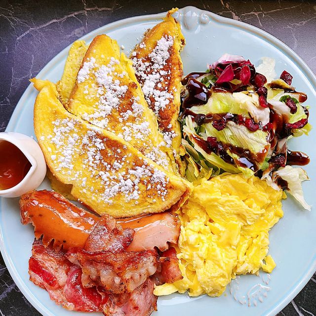 양세정ღ on Instagram: "업스테어앤드🥞

직장인의 행복한 평일 연차🫶

어제까지만 해도 
내일은 스시 먹어야지 했는데
아침에 눈떠보니 브런치가 땡기는걸?!

#여자의마음은갈대

동네에 새로생긴 브런치카페 같길래
읽을 책 하나 들고 쫄래쫄래 다녀옴😝

미쿡식 브런치의 정석 같은 브런치플레이트
마음에 아주 쏙 들었다!
브런치 메뉴 시켰더니 아메리카노 2천원 
아주 뜻밖의 🐶 이득...

그나저나, 수전증 치료해 줄 사람 어디 없니?
ㅋㅋㅋㅋㅋㅋㅋㅋㅋ 동영상 앞쪽 짜르긴 했는데
손을 진짜 덜덜덜.... 🫠 ㅋㅋㅋㅋㅋㅋ

요쪽 골목에도 이쁜 카페들이 많더구나^^
아직 갈곳이 많다
분발하자

-----------------------------
🥗 업스테어앤드 (upstair&)
📍 서울 영등포구 양평로17길 6 2층
🕰 월~금 | 오전 10시 ~ 오후 9시
🍒 브런치 플레이트 13.9
-----------------------------

#연차 #직딩스타그램 #먹스타그램 #브런치카페 #업스테어앤드"