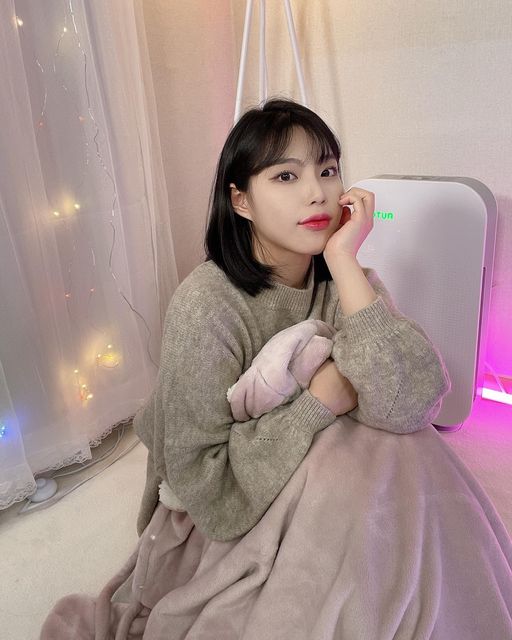 이수지 on Instagram: "#광고 몽글몽글 귀여운 토끼로 변신!🐰💗 토끼귀 후드 망토 담요 추천합니당 핑크덕후 마음 울리는 것도 모자라 양털안감으로 몽글몽글 사랑스러운 토끼귀 후드가 귀여