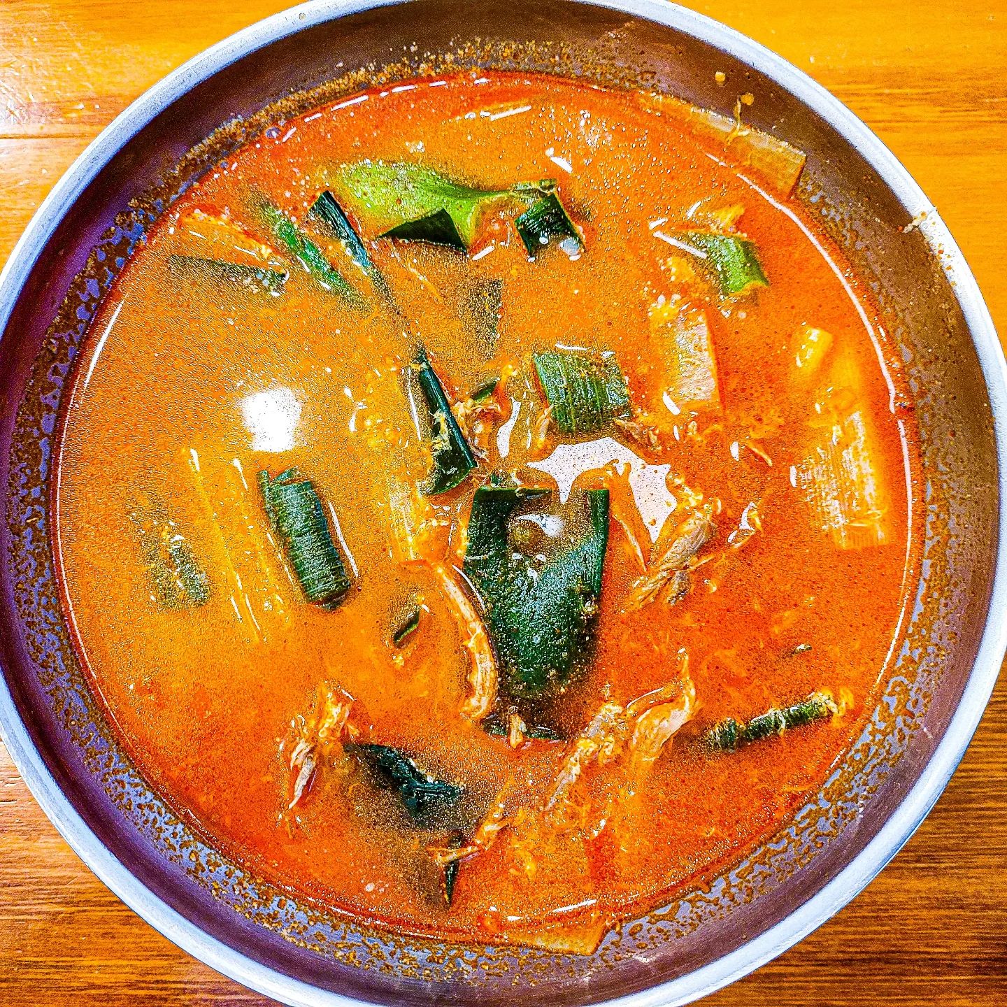 #선팔맞팔 #오늘의맛집 [대전, 관저동 맛집] 이화수 육개장!

이제는 모르는 사람이 거의 없을 정도로 전국에 많이 퍼져있는 육개장의 프렌차이즈 이화수 육개장에 가보았어요

관저동에는 먹자거리와 술집거리가 형성되어 있어서 이미 맛집이 많지만 프렌차이즈도 맛있으면 맛집이니깐😁

자리에 앉아서 주문을 하면 기본 반찬과 물을 줘요
추가반찬은 셀프라 모자라면 먹을만큼 더 가져와서 먹을 수 있어요

우리는 육개장2개와 전병으로 이루어진 세트로 주문을 했어요
전병과 함께 시킨 이유는 바로 막걸리가 무료이기때문!🤭
이렇게 막걸리가 제공되는곳이 있고 없는곳도 있다고해요
주량이 약한 나는 딱 두잔만 ☺️

큰~그릇에 나오는 비주얼에 벌써 배가 든든해지는 기분이예요

육개장에 밥말아 먹고 막걸리에 전병까지 먹으니 배가 터질거 같았어요 😅

오늘도 맛있는 곳에서 잘 먹었습니다

♤상호명 : 이화수육개장
♤브레이크타임 없음
♤주소 :대전 서구 도안대로 37 한솔상가

#안주 #야식 #맛집 #먹스타 #먹스타그램 #배달맛집 #맛있다그램 #먹스타맞팔 #먹방스타그램 #음식 #음식사진 #음식스타그램 #대전맛집 #관저동맛집 #국밥 #육개장 #이화수육개장