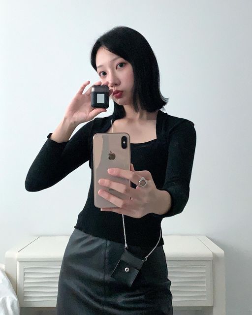 주 희 on Instagram: "#광고 @forment_official
⠀ 
🔍 [포맨트] 시그니처 솔리드 퍼퓸
 ⠀ 
한손에 쏘옥, 짜서 쓰는 고체향수✨
알콜 함량이 0%라 인위적이지 않고 자연스럽게 스며들더라구요
제가 받은 ‘코튼허그(cotton hug)'는
따뜻한 목욕물로 샤워하고 난 다음에 나는 향같아요🫧
선착순으로 증정되는 미니 레더백은
향수 수납 뿐 아니라 에어팟 수납도 가능하다는 점🖤
⠀ 
#ad #포맨트 #forment #솔리드퍼퓸 #고체향수 #살냄새향수 #향수추천 #향스타그램 #신상향수 #바르는향수 #봄향수 #여자향수 #여자선물 #여자코디 #패션계정 #패션계정맞팔 #오늘뭐입지 #오늘의코디 #무채색코디 #놈코어룩 #여자데일리룩 #오오티디그램 #오오티디룩 #카페투어"