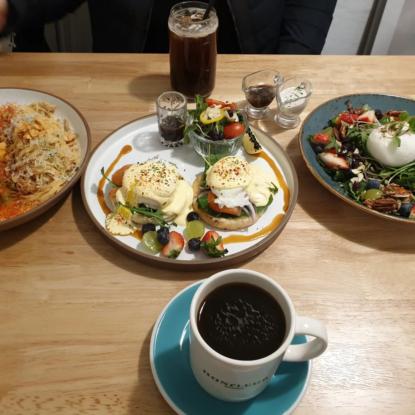 강아지와 함께 갈 수 있는 브런치맛집
예민한 연아가 함께 갈 수 있을지 걱정했지만
공간이 잘 분리되 있어 울 꾱이& 강쥐와 함께할 수있었던
이태원 큰길가 브런치맛집보다 맛있었음🤩

#경리단맛집 #옹플뤠르 #브런치맛집 #애견동반식당 #이태원카페
#하야트호텔근처