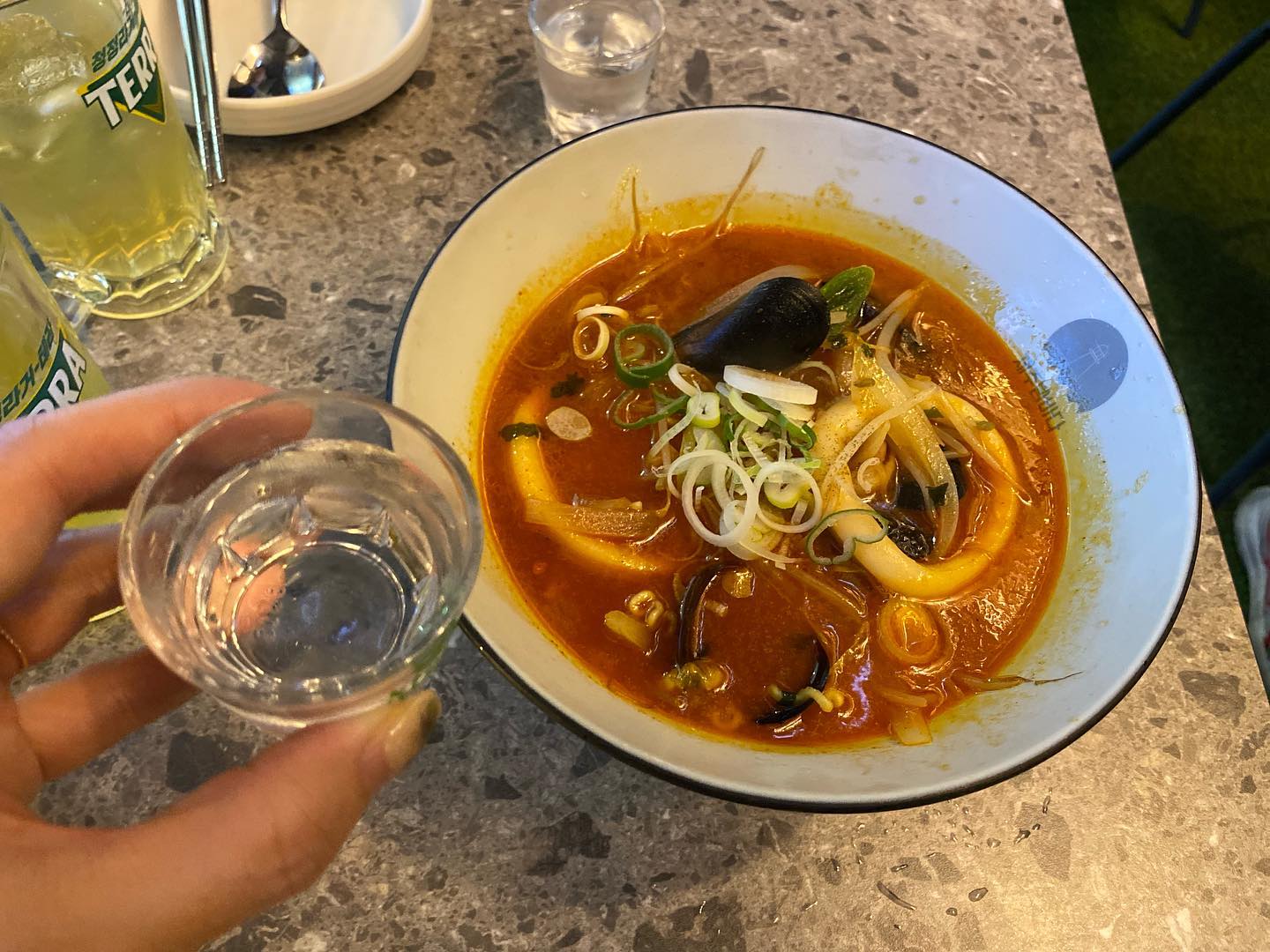 #협찬 #마곡술집 #제주바다

항상 사람이 많아서 기대하고 갔던 제주바다 
우리 분명 밥 먹고 가서 배불렀는데 해물라면에 소주 가볍게 하자 했는데 잔뜩 먹어버리게 만들었다
다음엔 가서 딱새우 도전하기로!!!

해물라면 시원했고
골뱅이 소면은 골뱅이가 실하니 넘 맛있었다

술이 술술 들어가서 생각지 못하게 과음한 날🍻

✔️해물라면 8,000원
✔️제주골뱅이소면 16,000원

📍제주바다 발산마곡점
서울 강서구 마곡중앙6로 76-3 102,103호
📞0507-1444-8790
⏱️일월화수목 16:00~02:00 (L.O 01:00)
금,토 16:00~03:00 (L.O 02:00)

#마곡맛집#발산마곡맛집#발산가볼만한곳#발산마곡술집