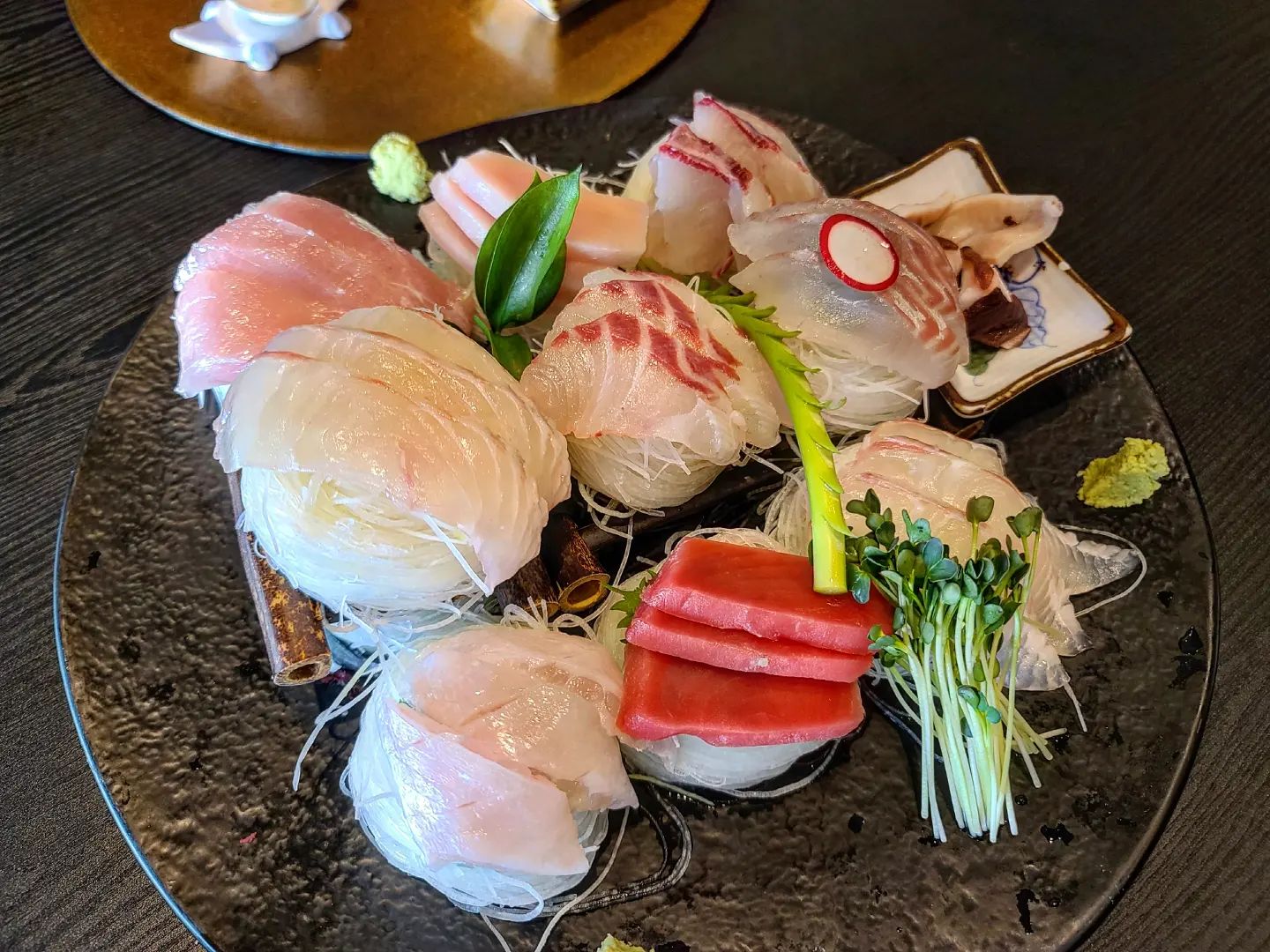 #분당맛집 긴자 서현점
어머니랑 연휴 마지막 식사로 먹고싶은거 얘기하다가
 대구탕☞초밥추가☞그럴려면일식집가자☞이돈이면코스먹자! 가 되어버린 Magic🤭

긴자정식 먹고왔어요❣️ 회 상태도 좋고, 코스로 제공되는 음식양도 꽤나 넉넉해서 만족스러운 식사를 했어요.

세꼬시와 해초가 넘넘 제스타일이여서 싹싹먹었네요🥰 초밥도 훌륭하고 좋아하는 후토마키까지있어서 든든!

메로구이와 알밥은 말해뭐해요 맛없없!

👉긴자 서현점
*긴자정식 58,000