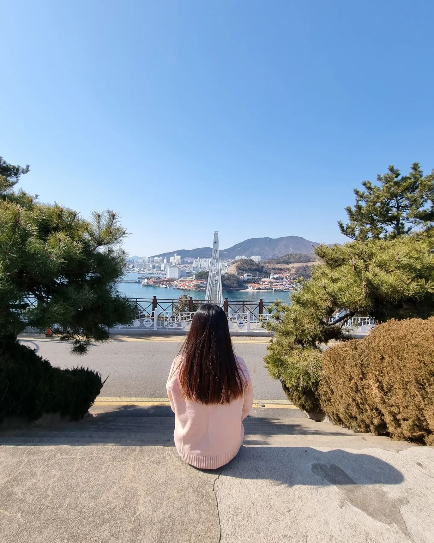 여수에서 돌산대교와 함께 사진을 찍을 수 있는 포토존💙

날씨가 너무 좋아서 행복,
사람 한 명도 없어서 더 행벅🤭

🎈돌산공원
▪️전남 여수시 돌산읍 우두리 산355-1
