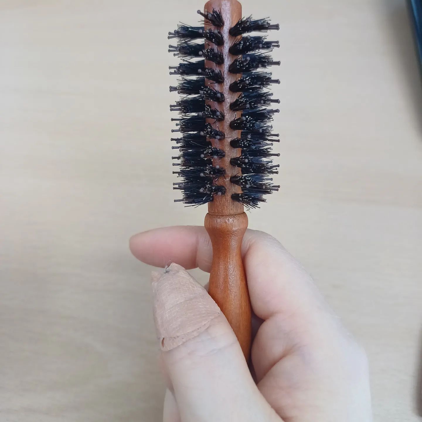 점심끝자락에 들른 자주에서 미니롤빗 구매했어요
한뼘정도 길이에 주머니에 쏙 들어가는 앙증맞은 사이즈.
작아서 효과가 잇으려나싶어 살까말까 고민햇는데...
ㅎㅎㅎ
오~ 생각보다 꽤 괜찮네요 ^^ 맘에 쏙 들어요.
요즘 뿌리매직부분이 자꾸 옆으로 누워서 맘에 안들었는데 요걸로 어느정도 해결!

#미니롤빗 #꽤 쓸만함
