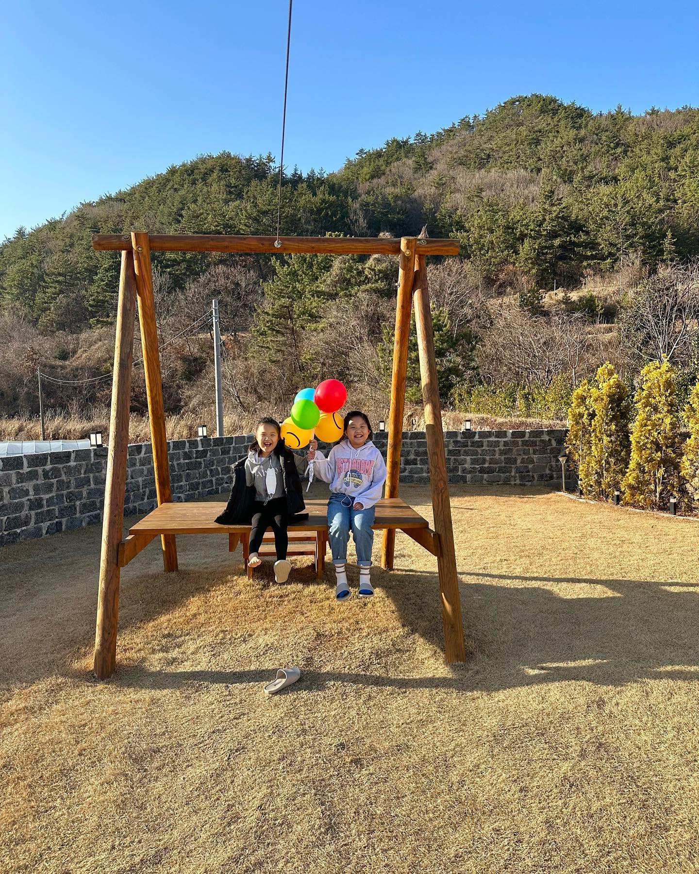 #여수여행💕
.
이번 여수여행에서
젤 기대하고 기다렸던 곳:)
여수 키즈풀빌라 소풍💛
.
진짜 이름그대로 소풍 온 느낌
아이들 놀 것도 많고 
방도 세개에 각방마다 화장실까지
세탁기에 건조기 얼음정수기까지
진짜 너무너무너무 만족하는 곳❤️
.
담에 부모님하고 여행갈때
꼭! 모시고 가야징
너무 좋다 여기, 진짜 또 가고싶당
.
#여수키즈풀빌라소풍
kids_sopoong