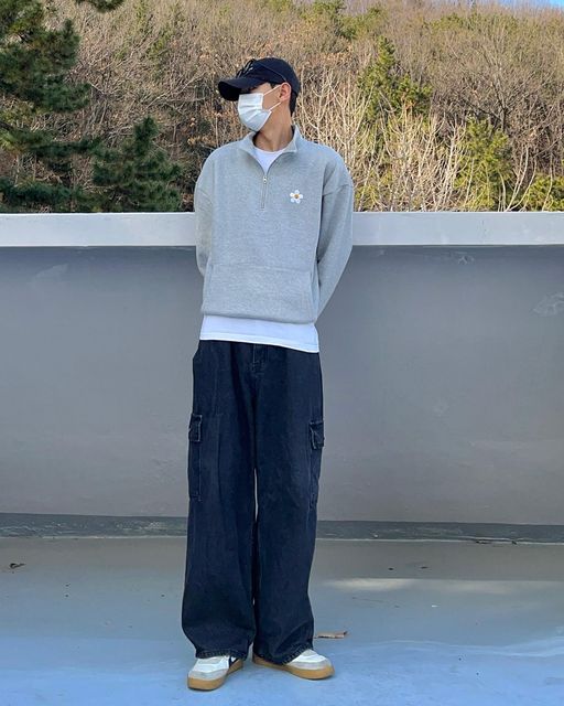 패션맛집 메모 on Instagram: "#협찬 
@graver_kr 에서 플라워도트 자수 하프집업 맨투맨 을 제공 받았습니다! 

1️⃣스타일: 스트릿한 바지, 와이드 카고 팬츠와 함께 코디를 해보았는데요! 이렇게 힙한 바지와도 매치가 너무 잘 맞았고 와이드 조거 팬츠와도 매치를 했었는데 다 너무 이쁜 연출, 코디가 가능 했습니다!

2️⃣컬러: 겨울에는 검은색, 네이비, 그레이 이 세컬러가 국민 컬러인거 아시죠?! 그래서 전 이번에 그레이를 선택하였는데 심지어 이 그레이 톤이 탁한 그레이가 아니라 밝은 그레이 컬러라서 훨씬 코디의 다양성도 높아지고 그만큼 손도 자주 가더라구요!

3️⃣재질: 안감이 기모로 되어 있어서 부담스럽지 않게 가을 겨울에 충분히 입으실 수 있고 맨투만 자체가 가벼워서 너무 편했습니다! 그리고 겉감도 되게 거친 재질이 아니라 촉감이 좋아서 입기에 너무 좋았습니다! 부담스럽지 않은 오버핏 실루엣 너무 좋아용 

이제 곧 설날입니다! 그리고 곧 간호사 국시도 있다고 하더라구요! 우리 모두 힘내시고 포기 없는 하루들이 되었으면 좋겠습니다! 행복한 연휴가 기다리고 있으니 모든분들 화이팅입니다🙌🏻

#협찬#그레이버#graver#graver_kr#ootd#daily#dailylook#style#streetfashion"