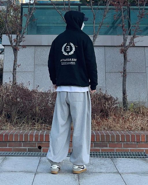 패션맛집 메모 on Instagram: "#협찬
이번에 좋은 기회로 @stylemate_official 를 통해 @avandress_ 에서 UNISEX LAUREL OVERSIZED HOODIE를 제품을 제공 받았습니다!

-항상 후드티를 입을 때면 포인트점이 무엇인지에 관심이 많았는데 어반드레스 후드는 확실히 등과 앞에 브랜드 로고로 포인트를 줄 수 있어서 너무 예쁜 것 같았습니다! 앞뒤가 모두 이쁜 후드티🙆🏻‍♂️

-여기에 카고팬츠를 입으면 스트릿 룩, 지금처럼 와이드 조거팬츠를 입으면 데일리룩! 바지를 뭘 입느냐에 따라 만능 코디가 되는 후드티🙆🏻‍♂

-오버핏이라서 확실히 체형을 이쁘게 잡아주고 저같은 어좁이도 어깨 깡패로 만들어주는 그런 감사한 옷 🙆🏻‍♂️

-가장 중요하게 겨울에는 따뜻하고 이쁘게를 실현시킬 수 있도록 안감이 기모라서 겨울에도 따뜻하고 이쁘게 완성🙆🏻‍♂️

👕
상의: 어반드레스-UNISEX LAUREL OVERSIZED HOODIE 🙌
하의: 개인 DM 
신발: 개인 DM 

#어반드레스 #후드 #커플후드 #캐주얼 #커플룩 #스타일메이트"